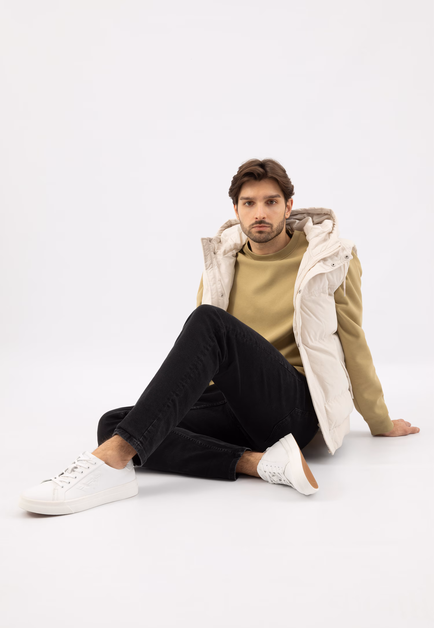 Białe skórzane trampki z wypukłym logo