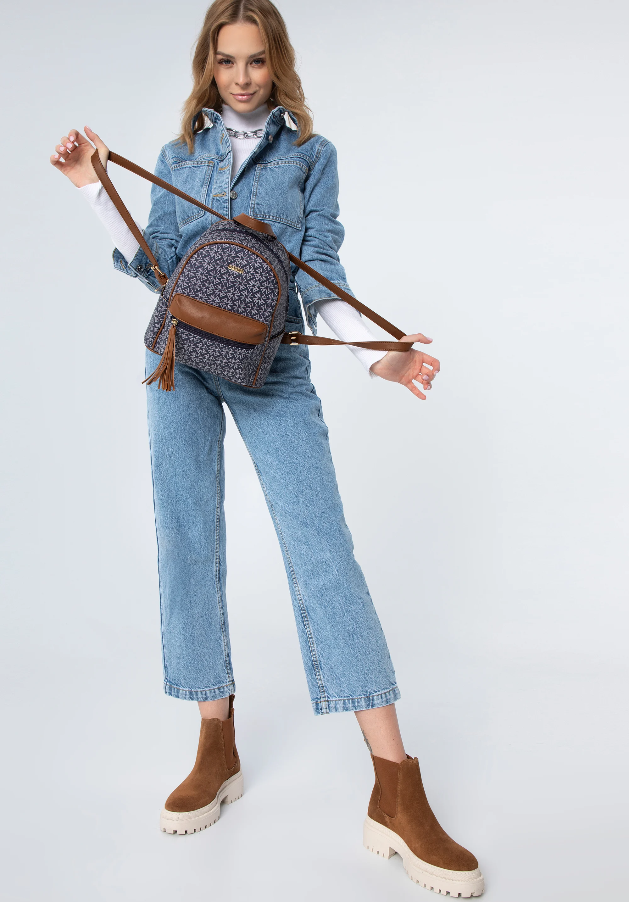 Damski plecak z ekoskóry w monogram