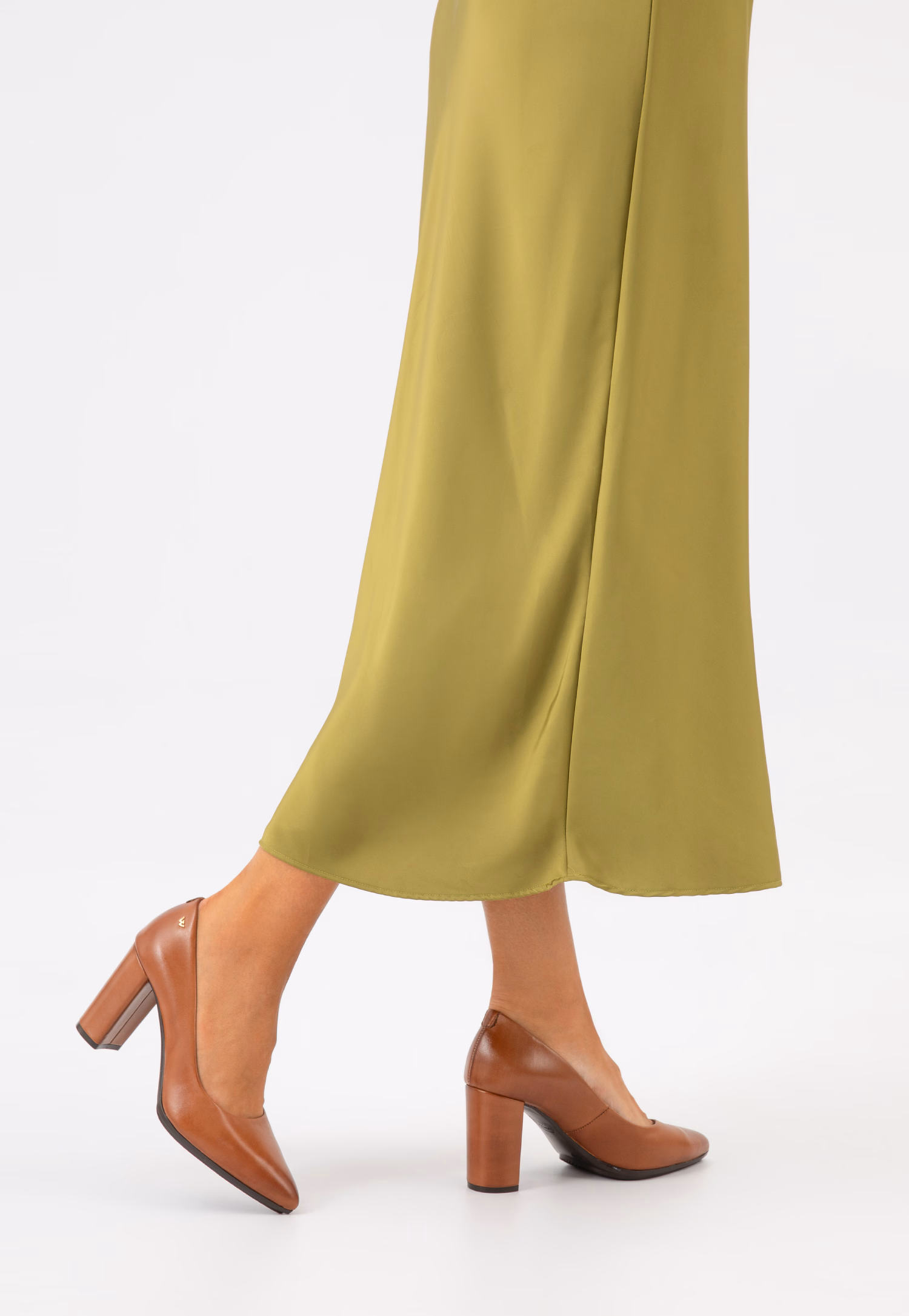 Czarne czółenka na słupku