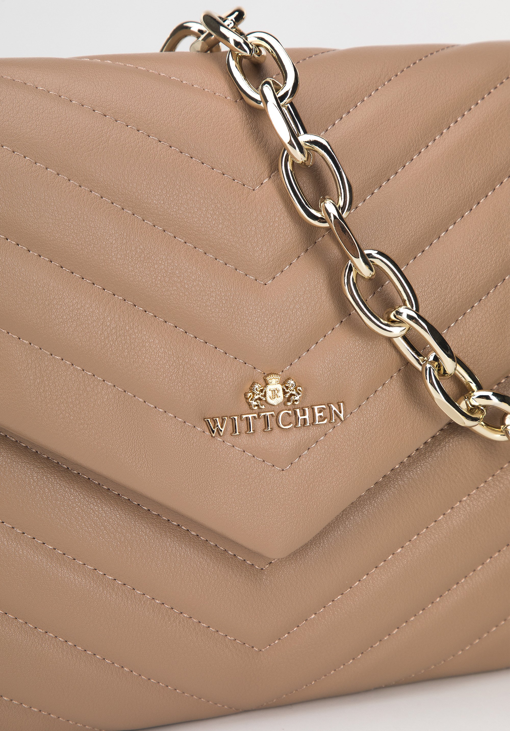 Damska torebka z pikowanej skóry na łańcuchu trapezowa