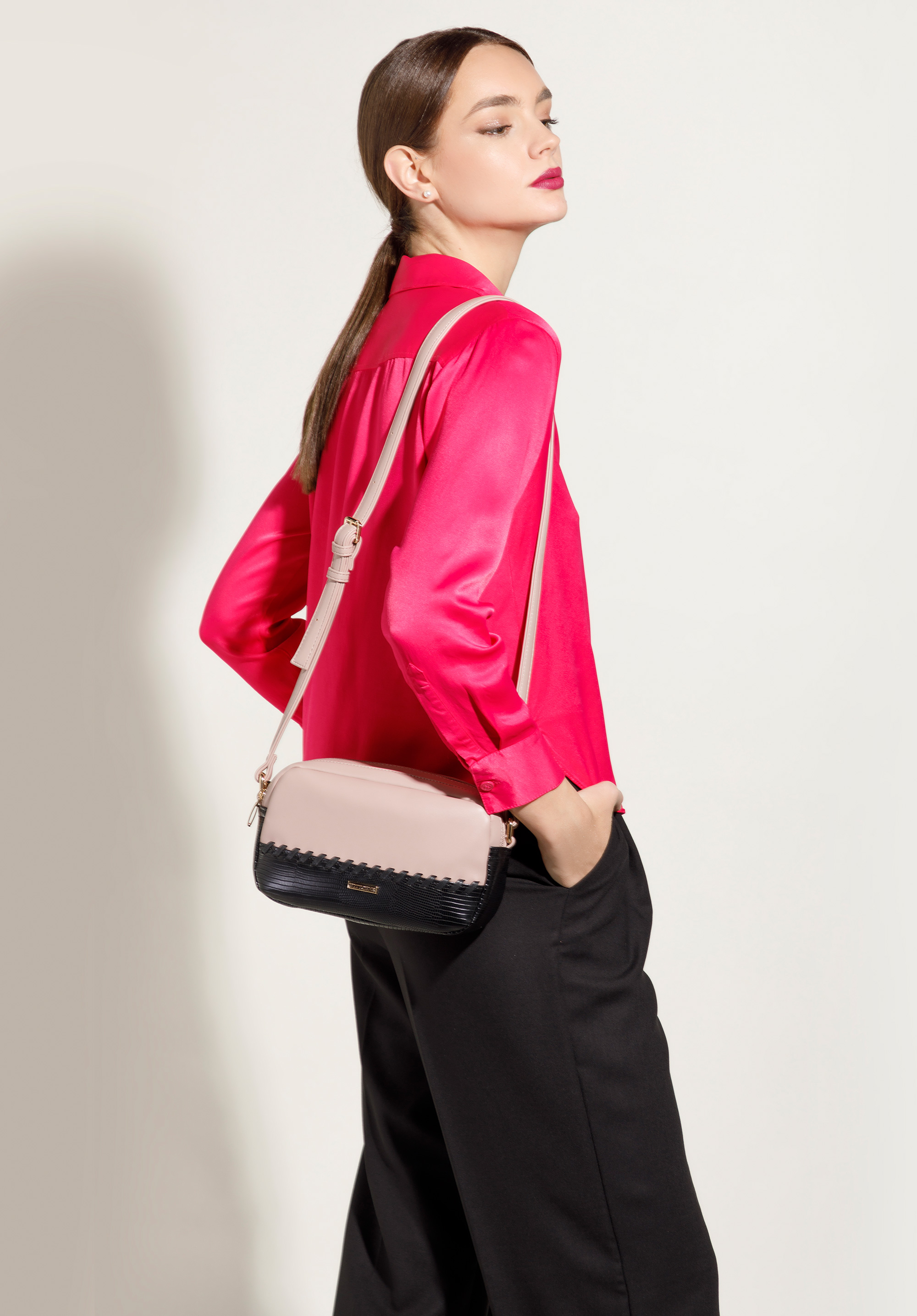 Damska listonoszka z ozdobną wstawką i rzemieniem