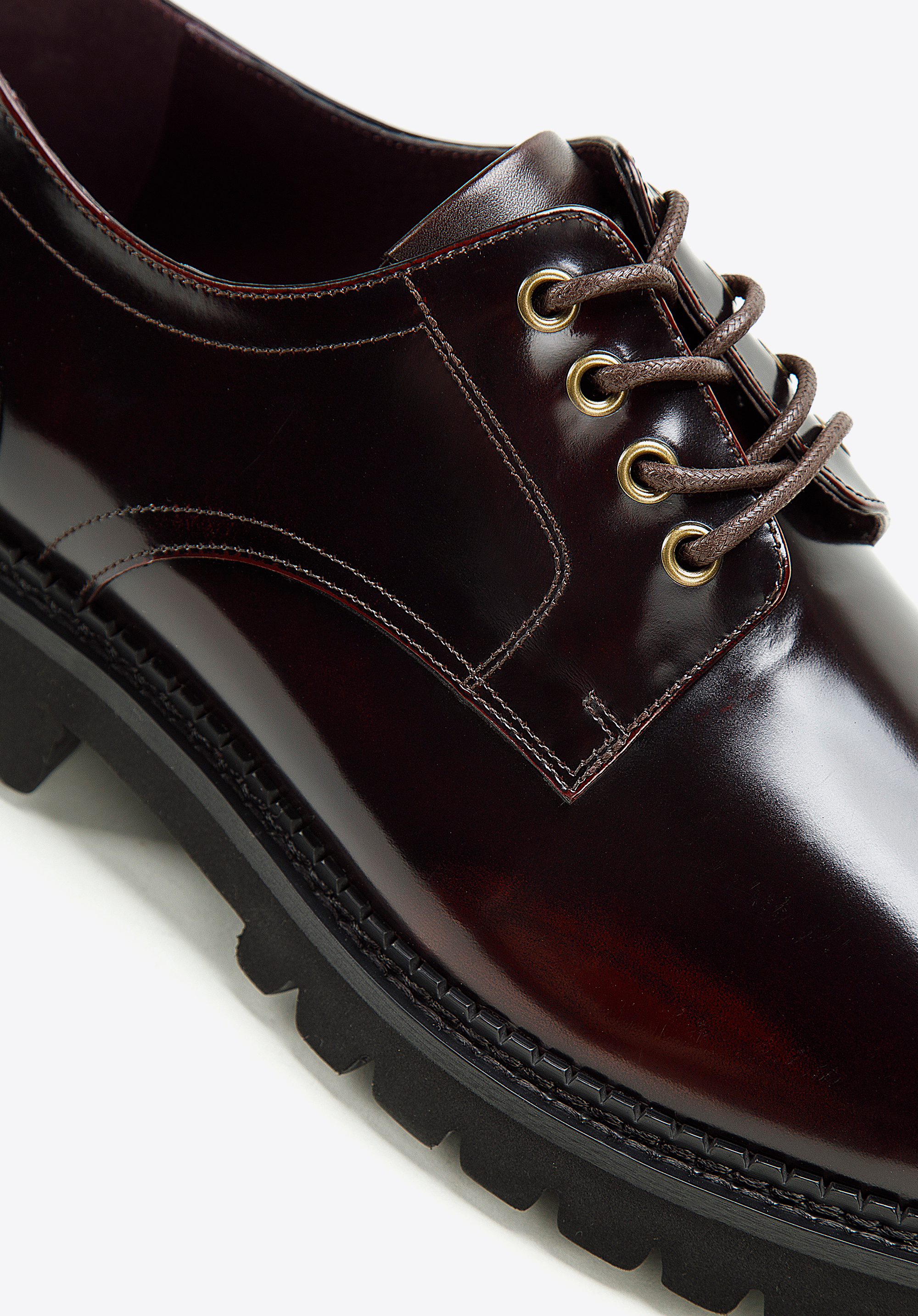 Męskie półbuty ze skóry lakierowanej na lekkiej podeszwie