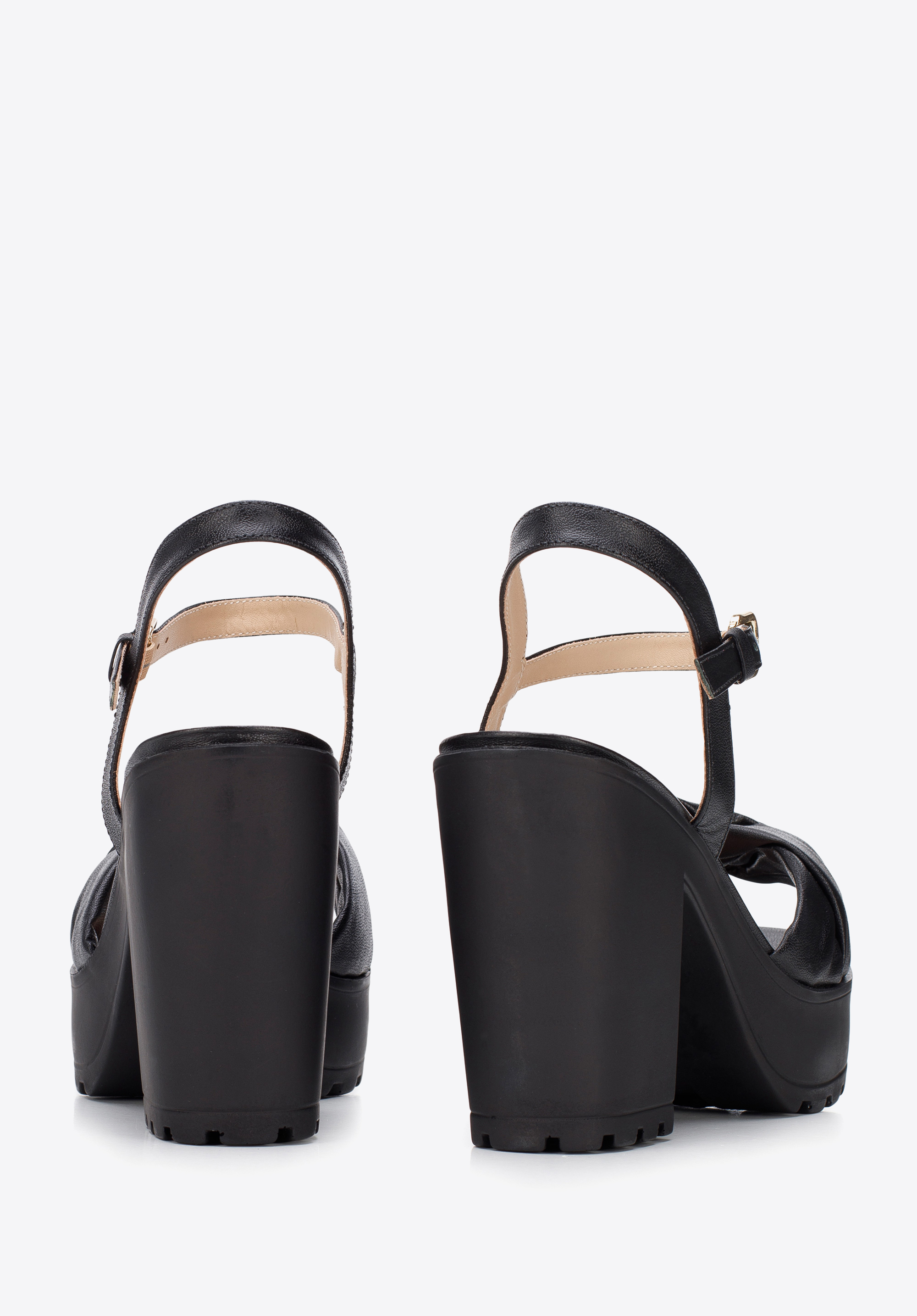 Sandały skórzane z miękkim paskiem na platformie