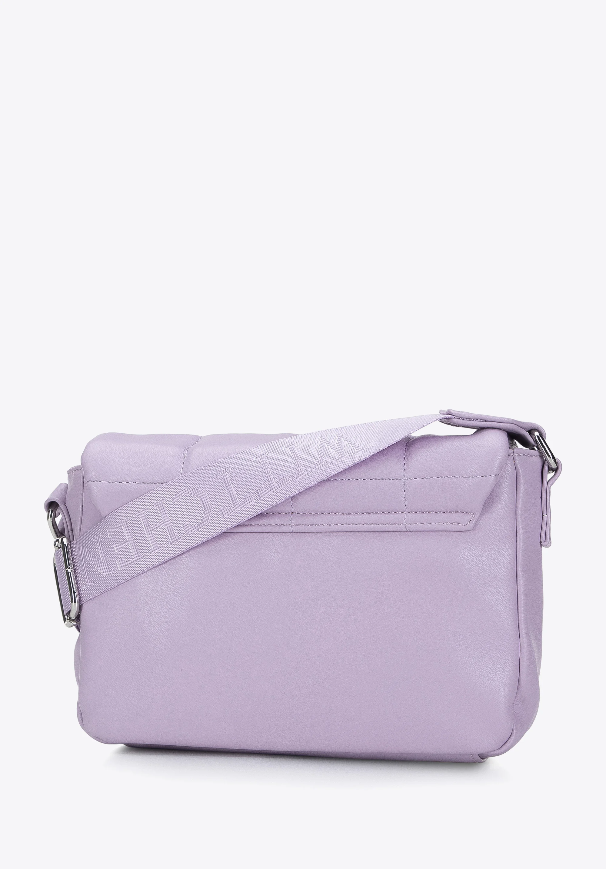 Damska listonoszka z miękkiej ekoskóry z pikowaną klapą mała