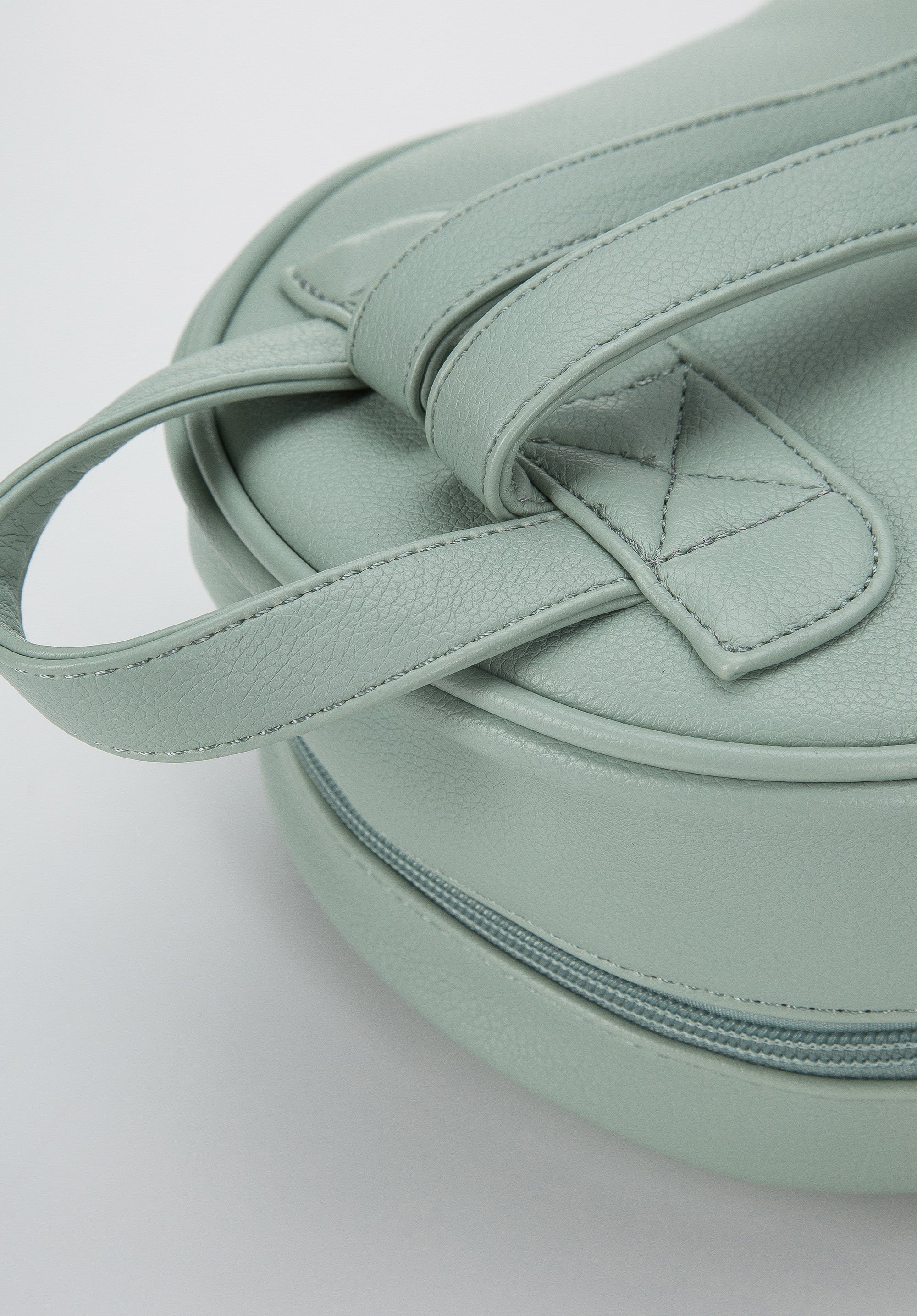 Damski plecak z ekoskóry z plecionką