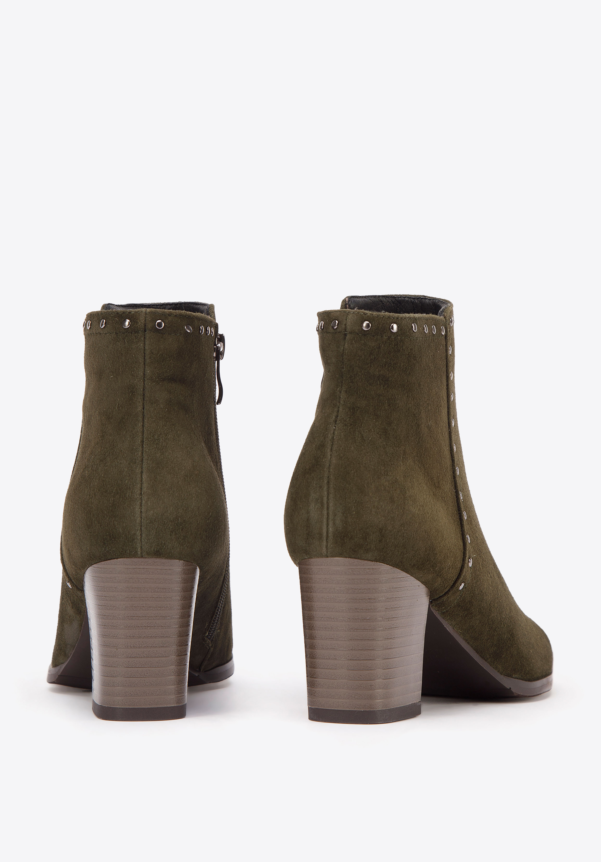 Botki zamszowe na słupku z nitami