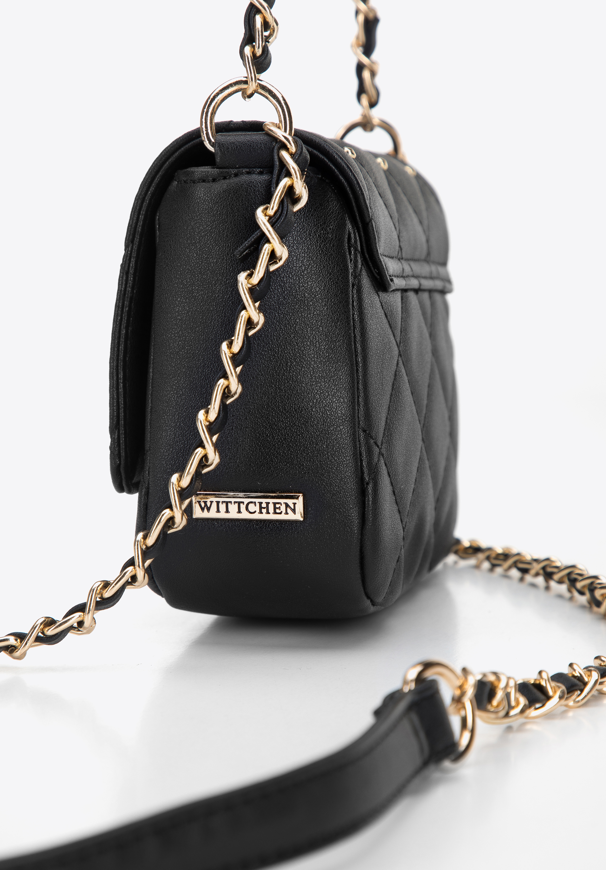 Minitorebka z pikowanej ekoskóry z nitami na łańcuszku