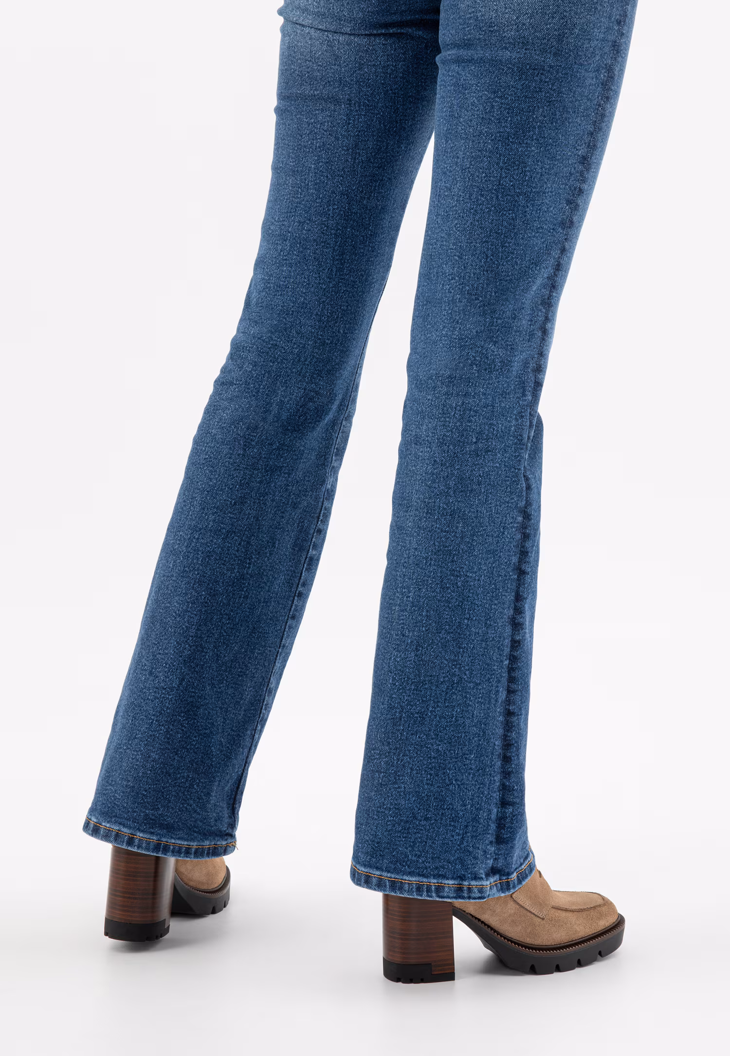 Czarne mokasyny damskie na wysokim obcasie i podeszwie z bieżnikiem