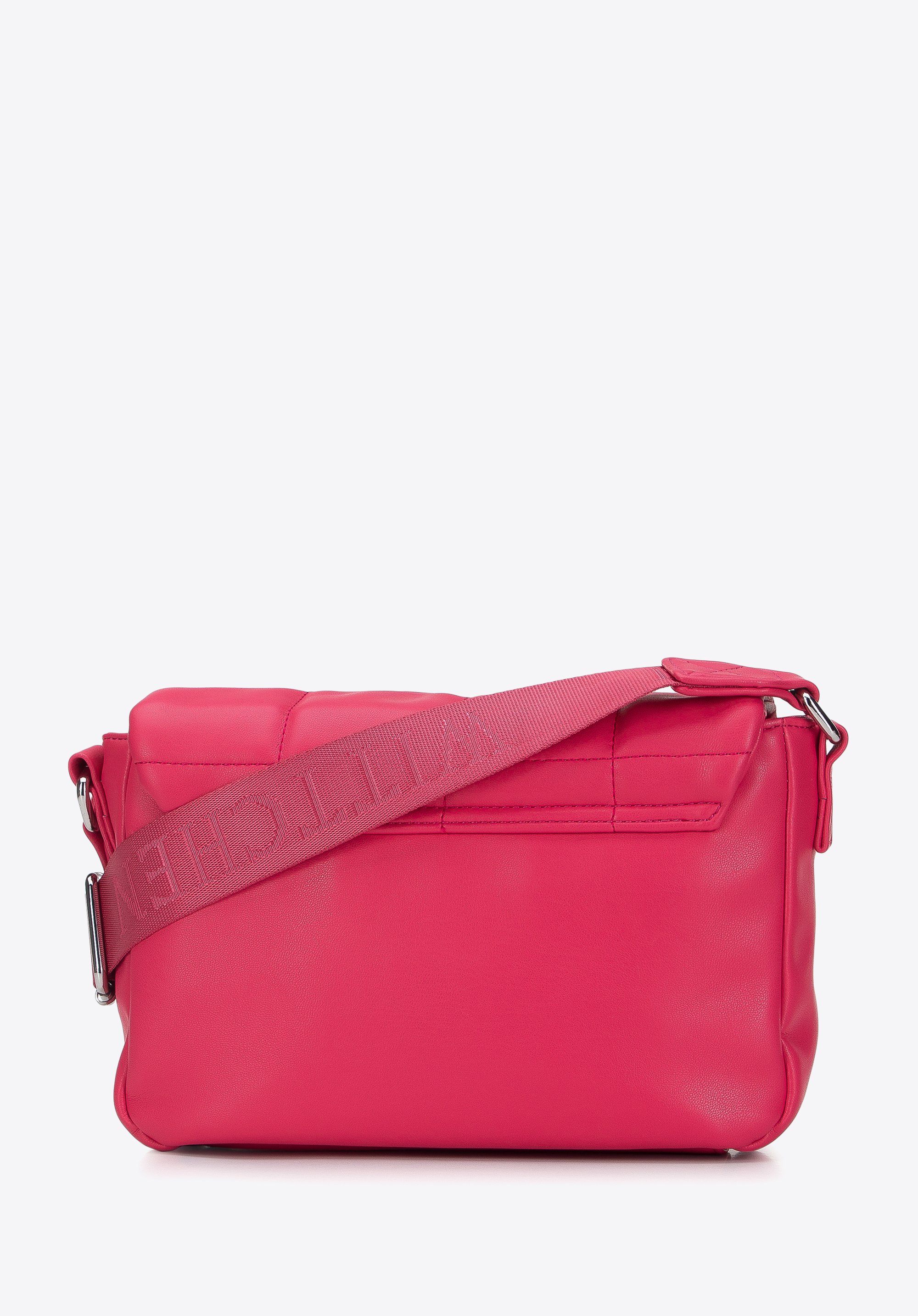 Damska listonoszka z miękkiej ekoskóry z pikowaną klapą mała