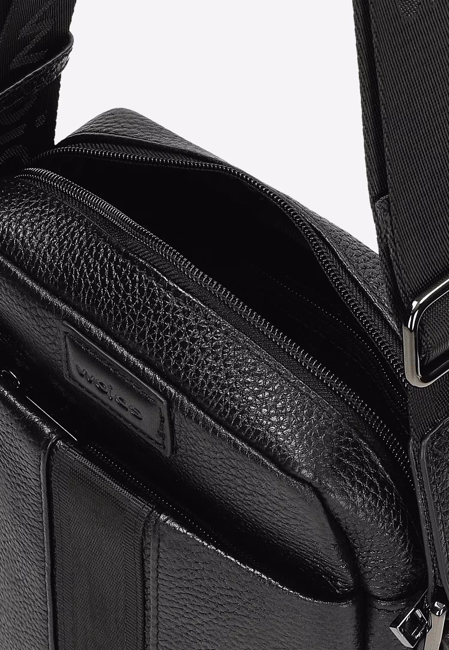 Czarna skórzana torba męska z materiałowym paskiem