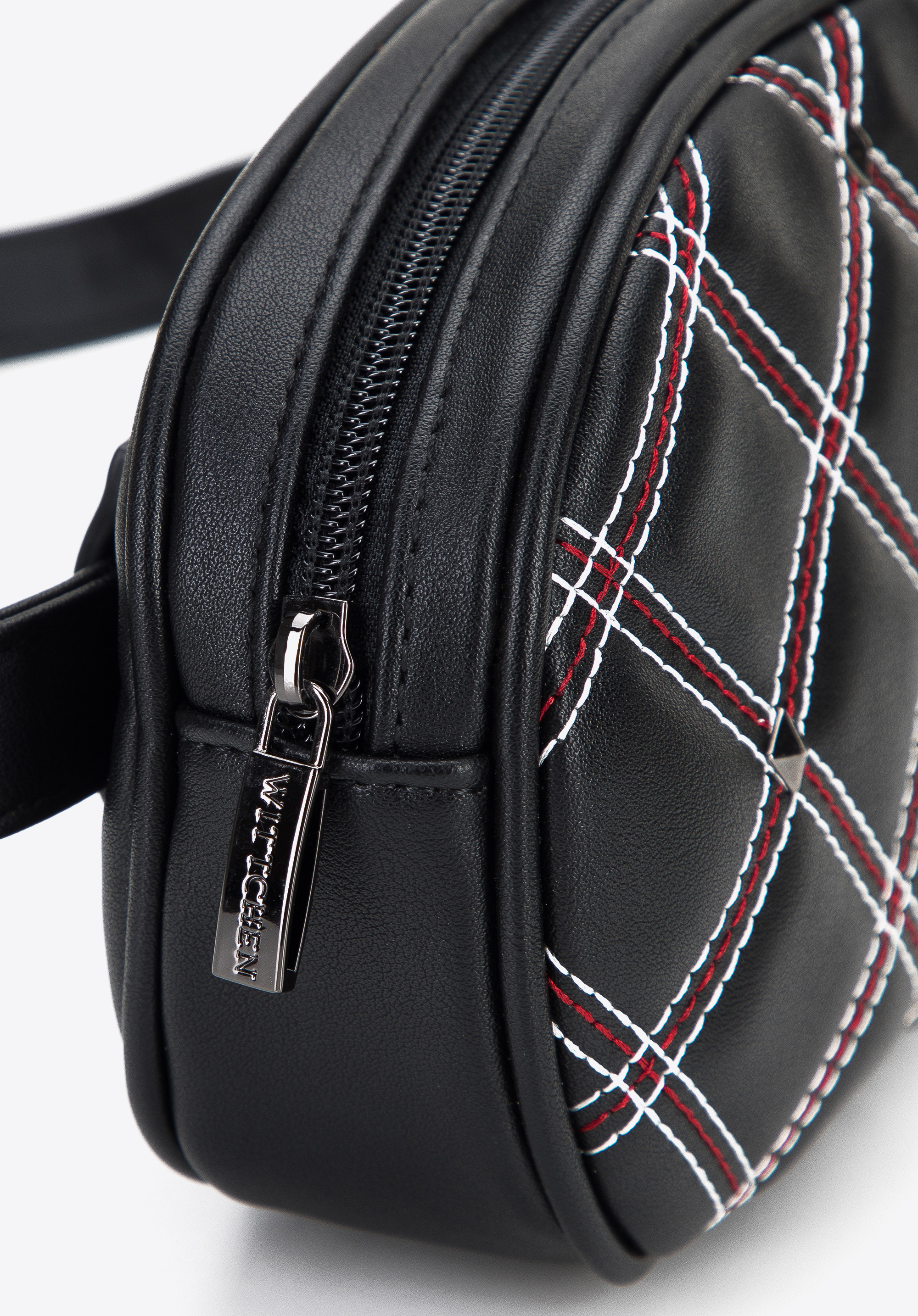 Damska torebka nerka z nitami i ozdobnymi przeszyciami