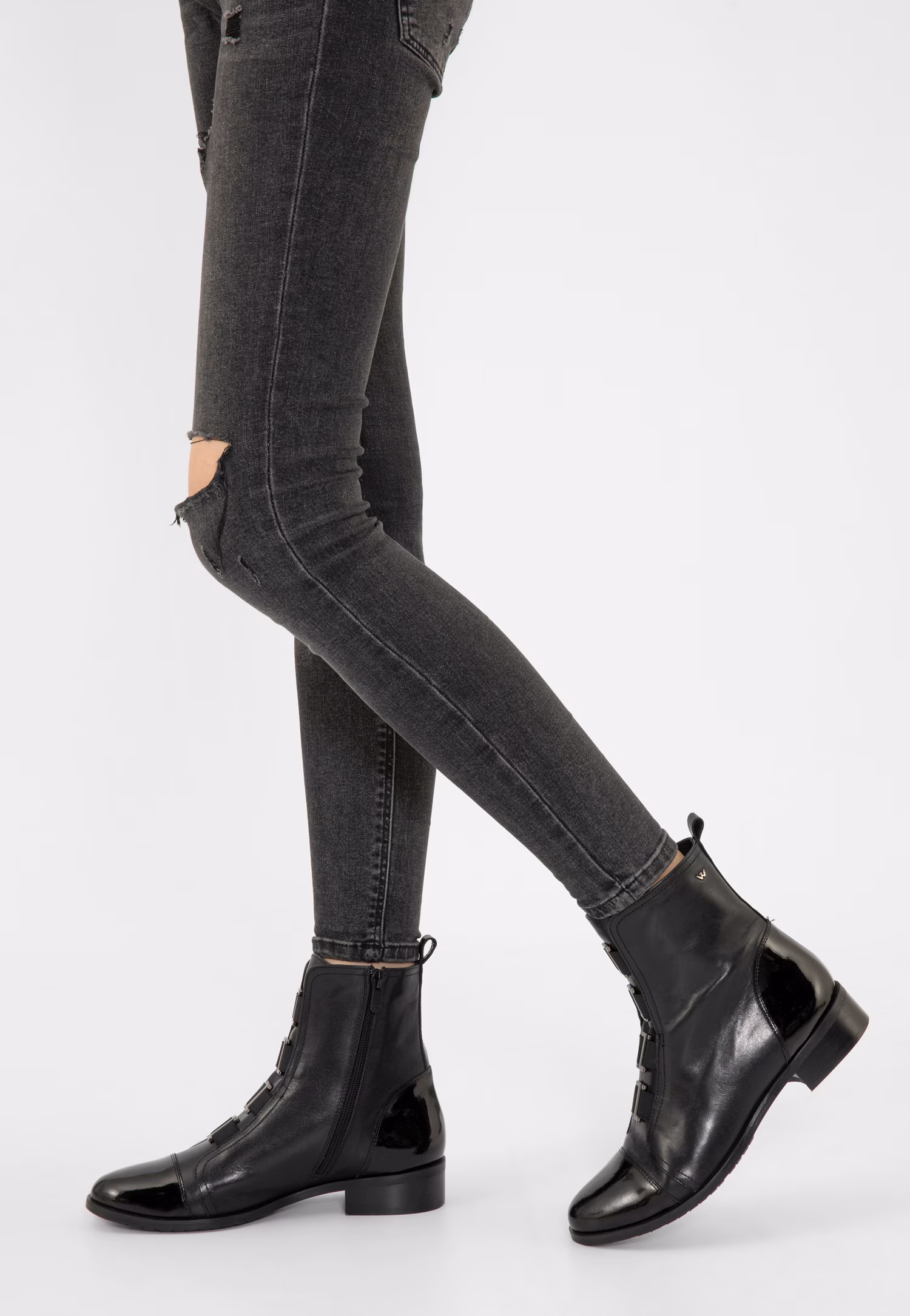 Czarne zimowe botki damskie ze skóry licowej oraz lakierowanej