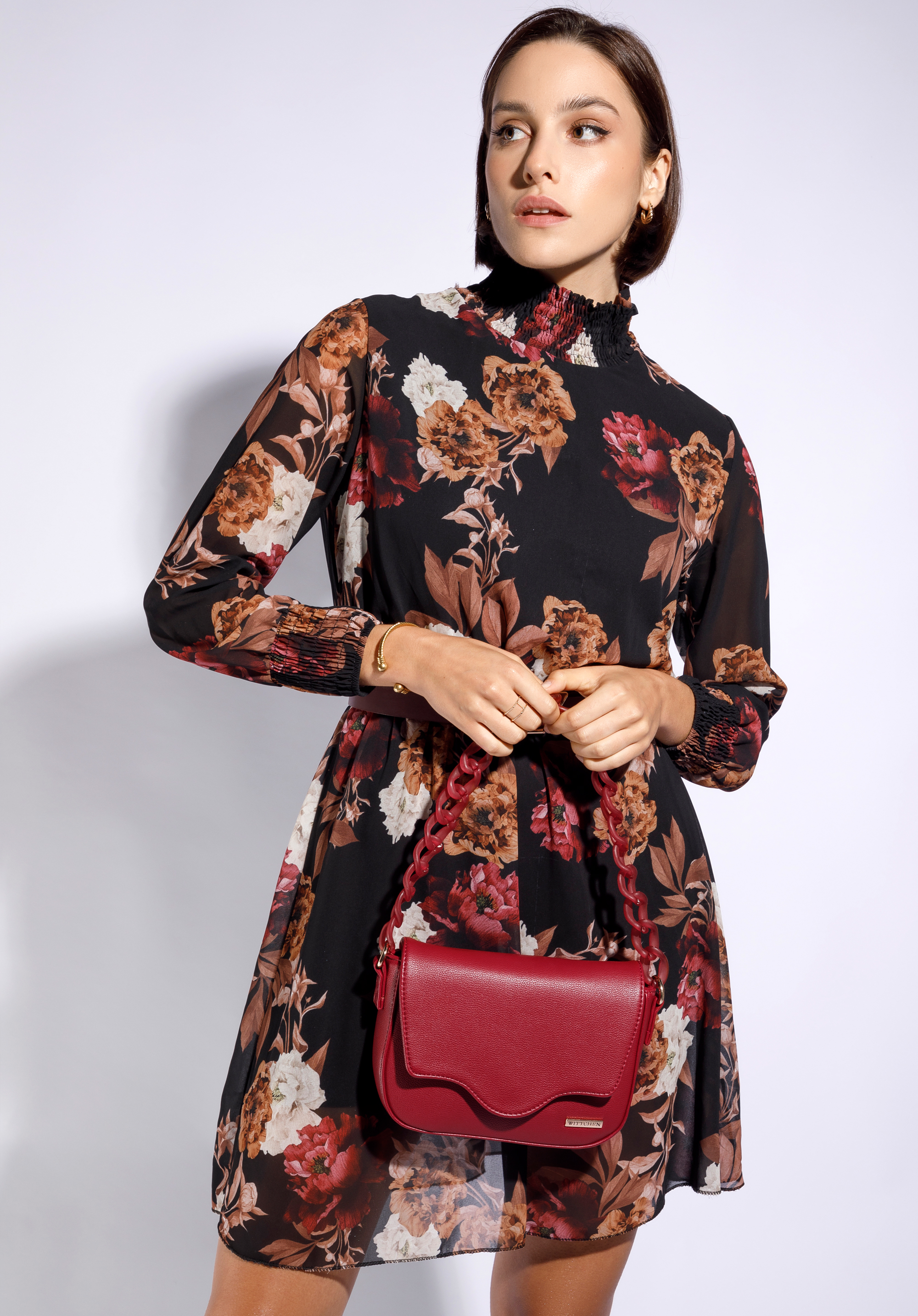 Damska torebka z łańcuszkiem z tworzywa