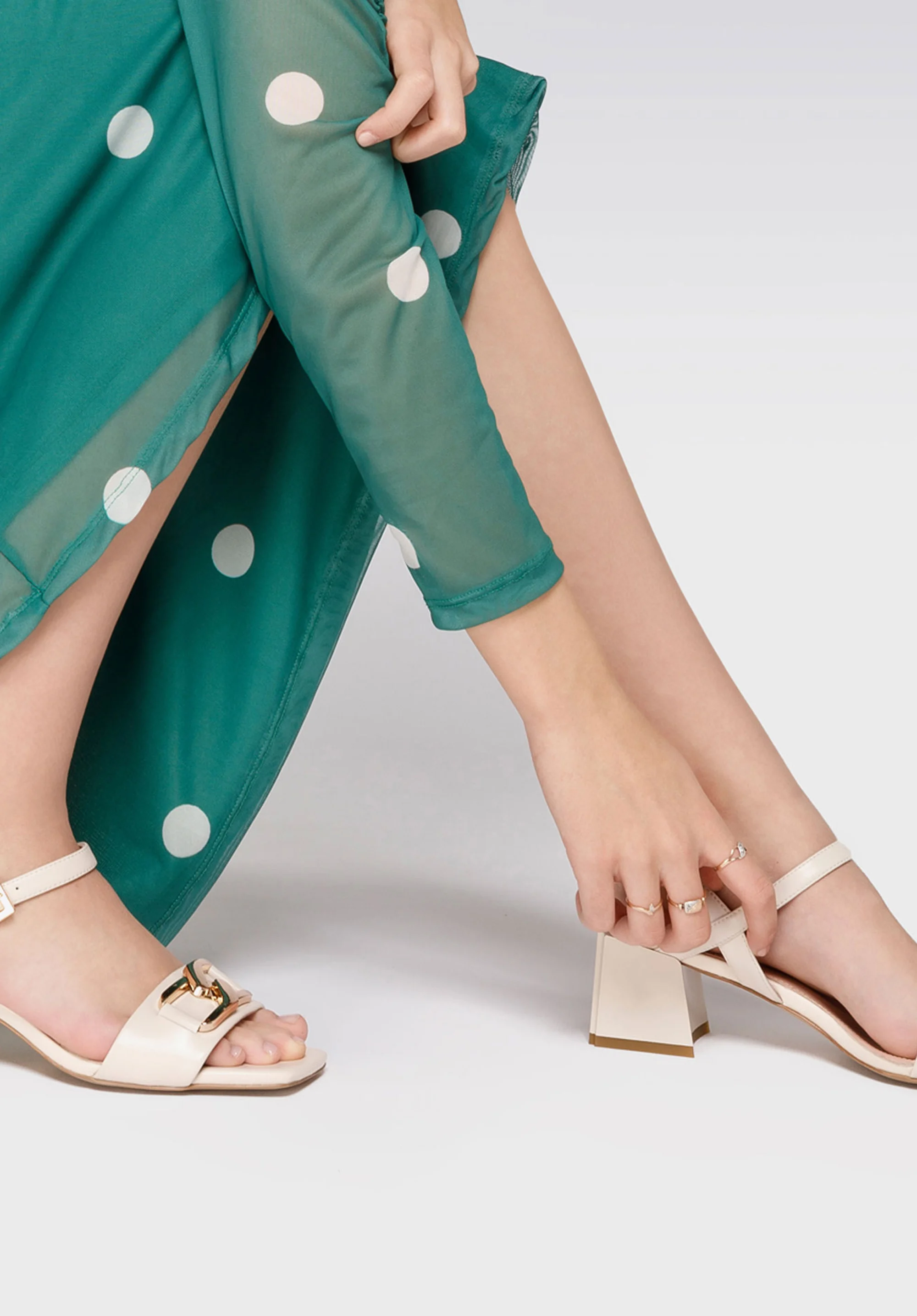 Damskie sandały skórzane z łańcuchem