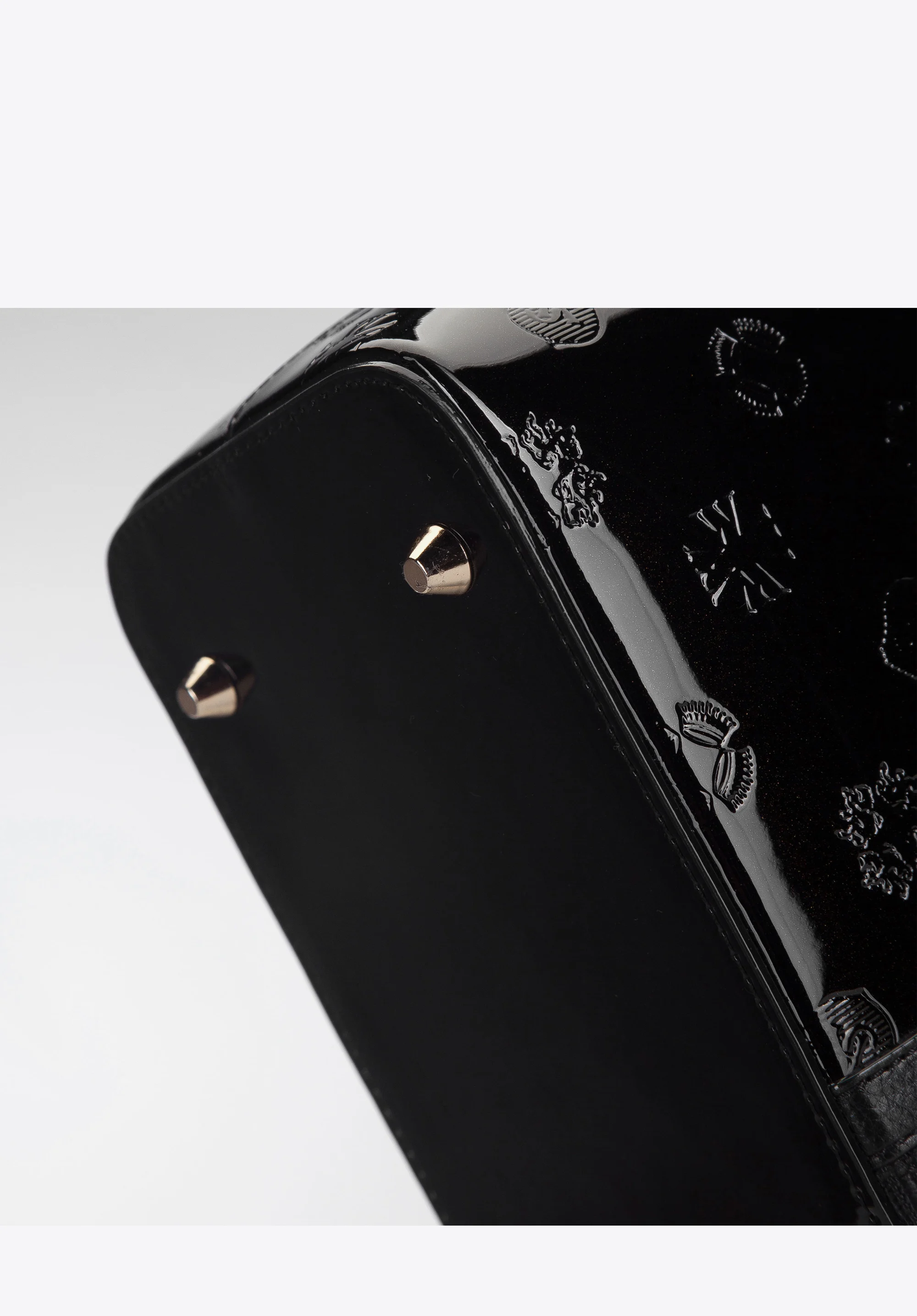 Kuferek lakierowany z klapą i tłoczeniami