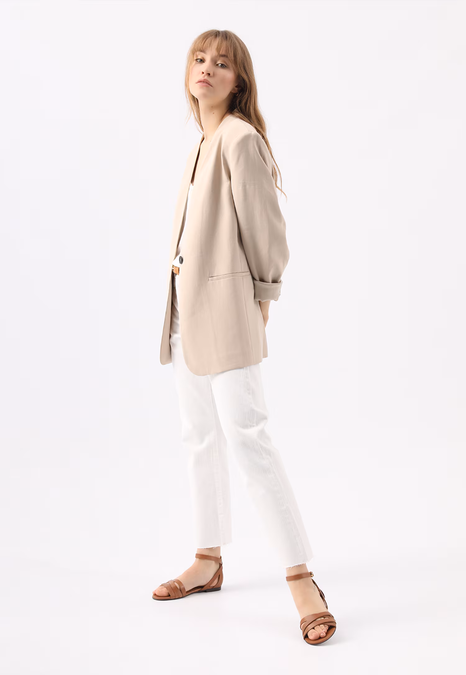 Złote sandały damskie z tłoczonym wzorem