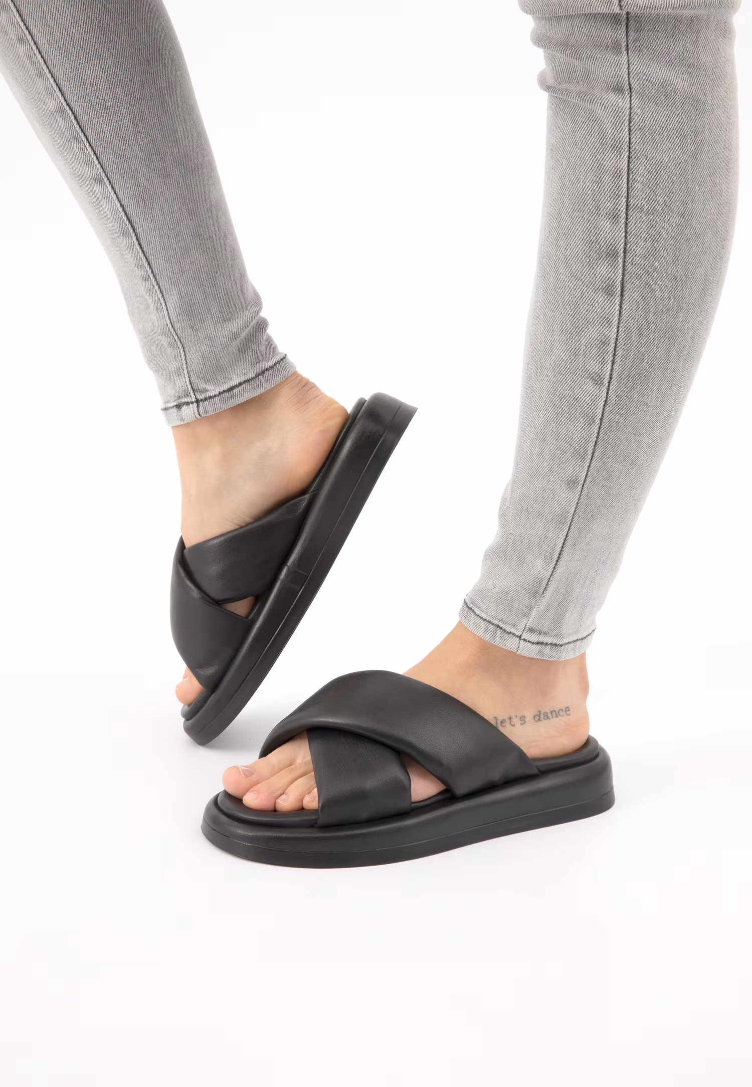 Czarne klapki damskie na grubej podeszwie