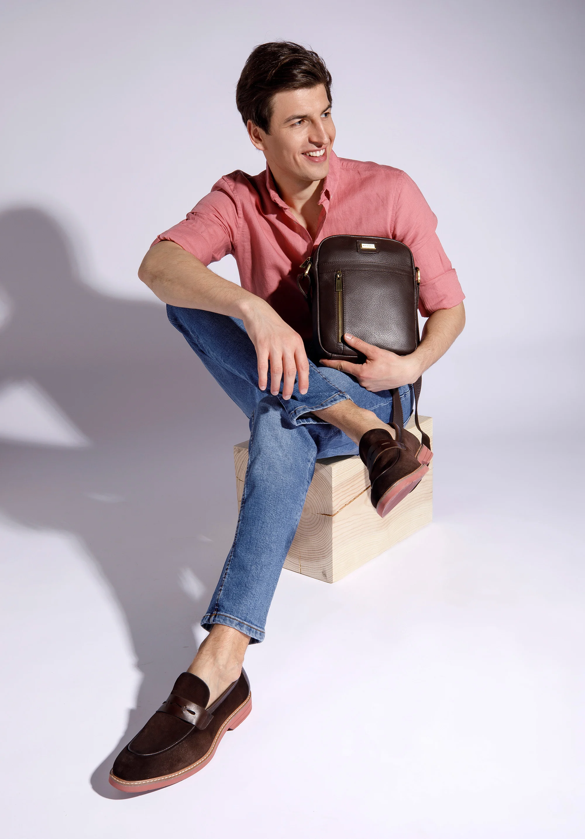 Męska listonoszka skórzana z pionowym suwakiem