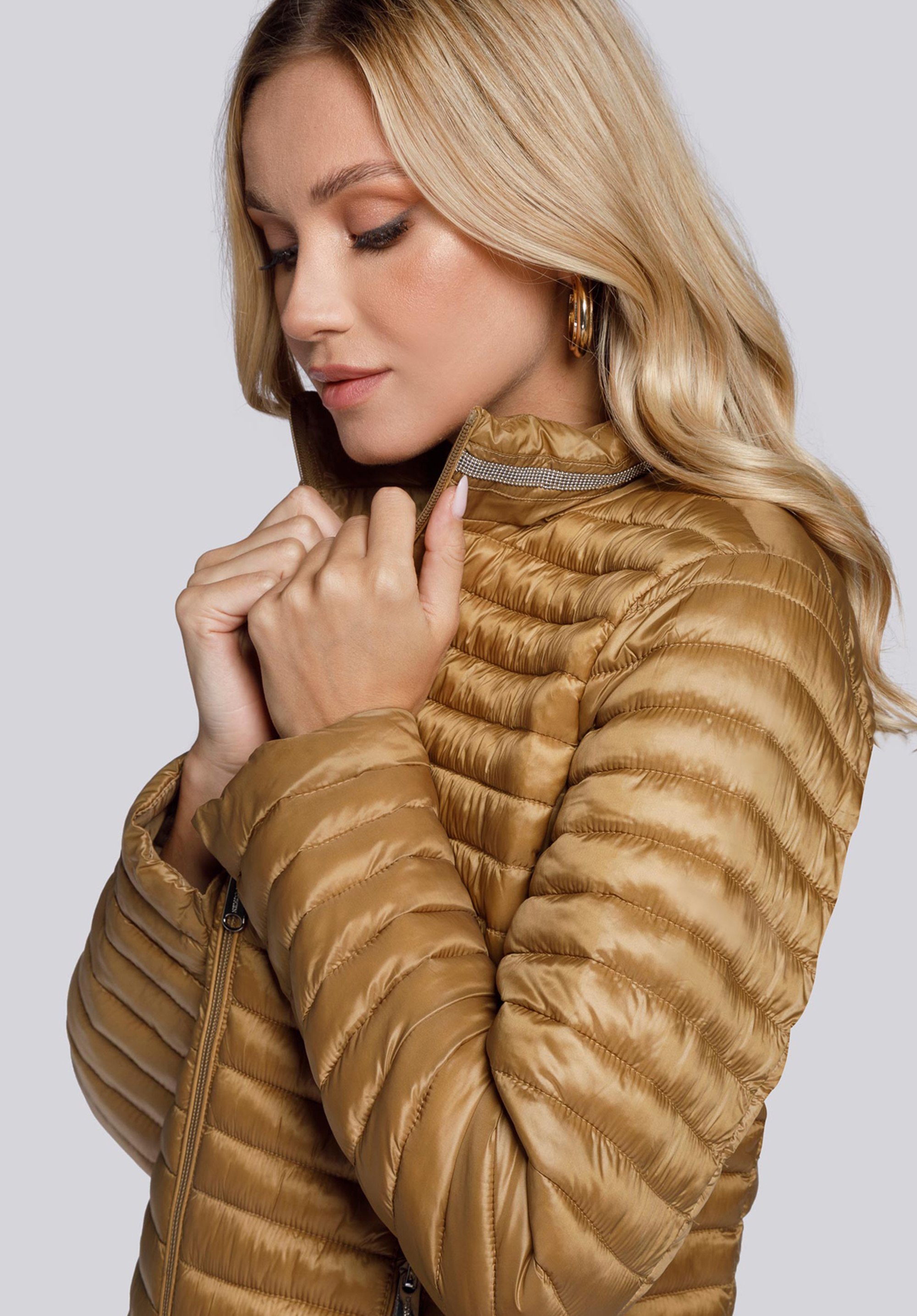 Damska kurtka pikowana z ozdobną stójką