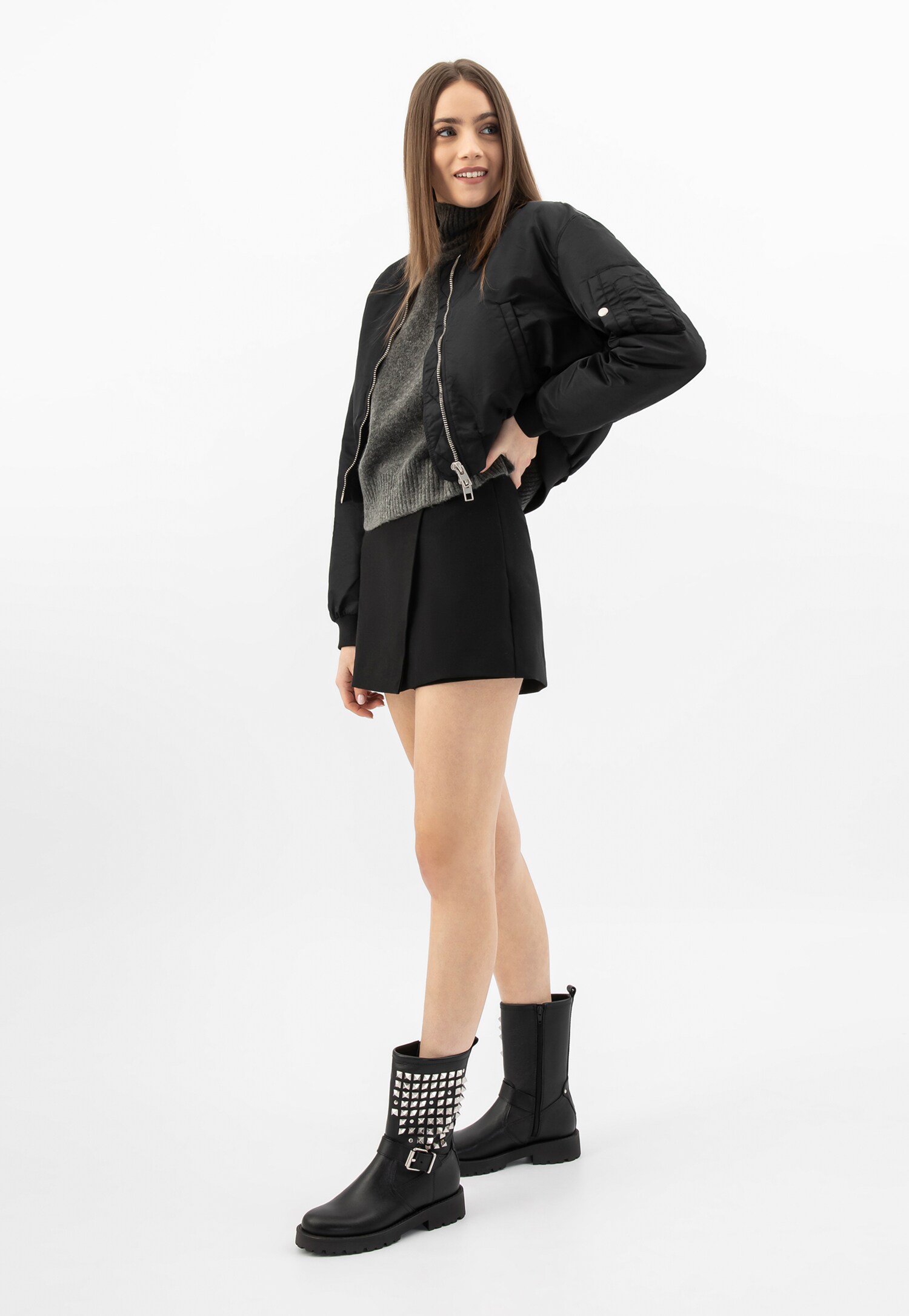 Czarne skórzane bikery damskie z ćwiekami na cholewce