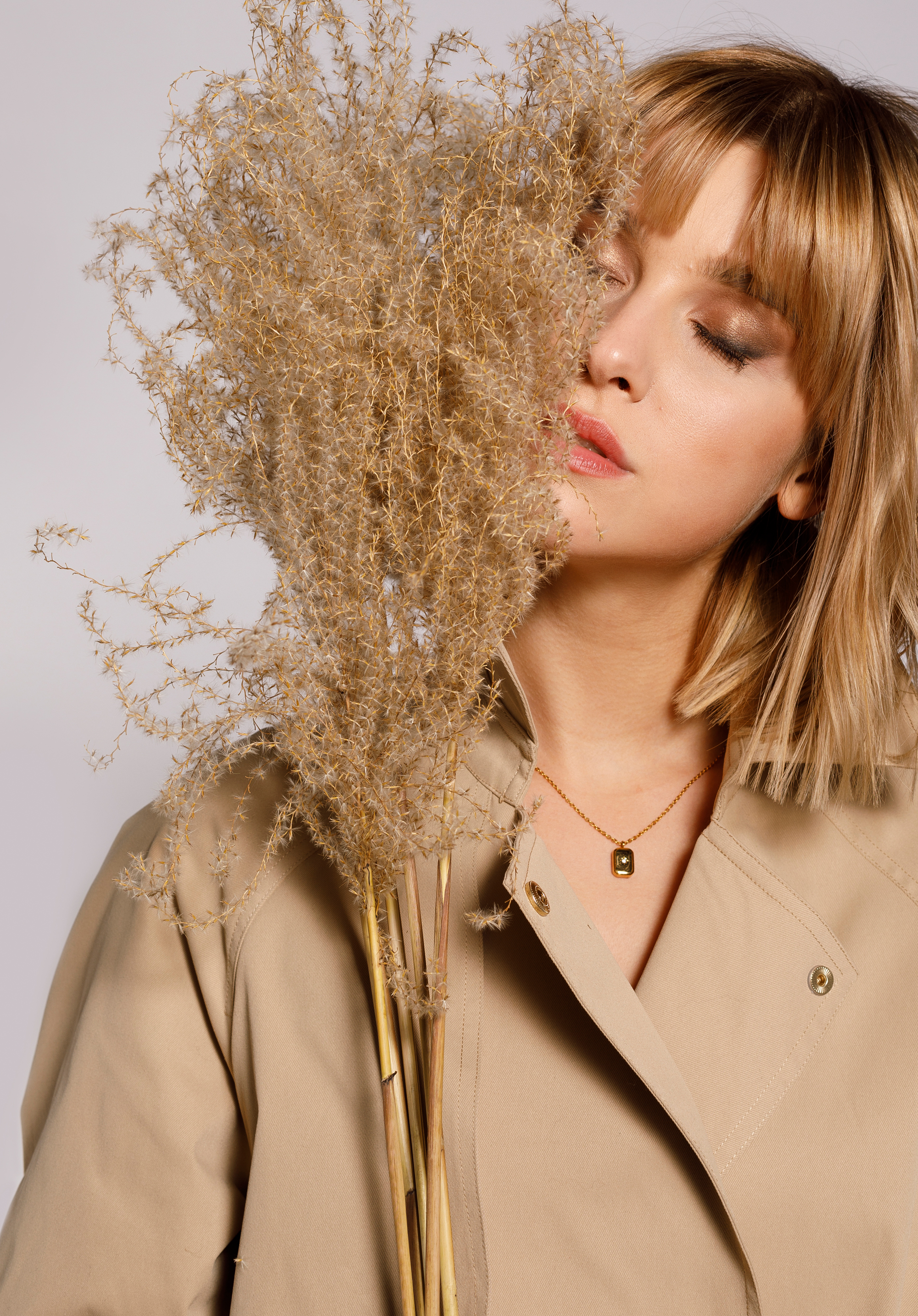 Damski trencz dwurzędowy krótki