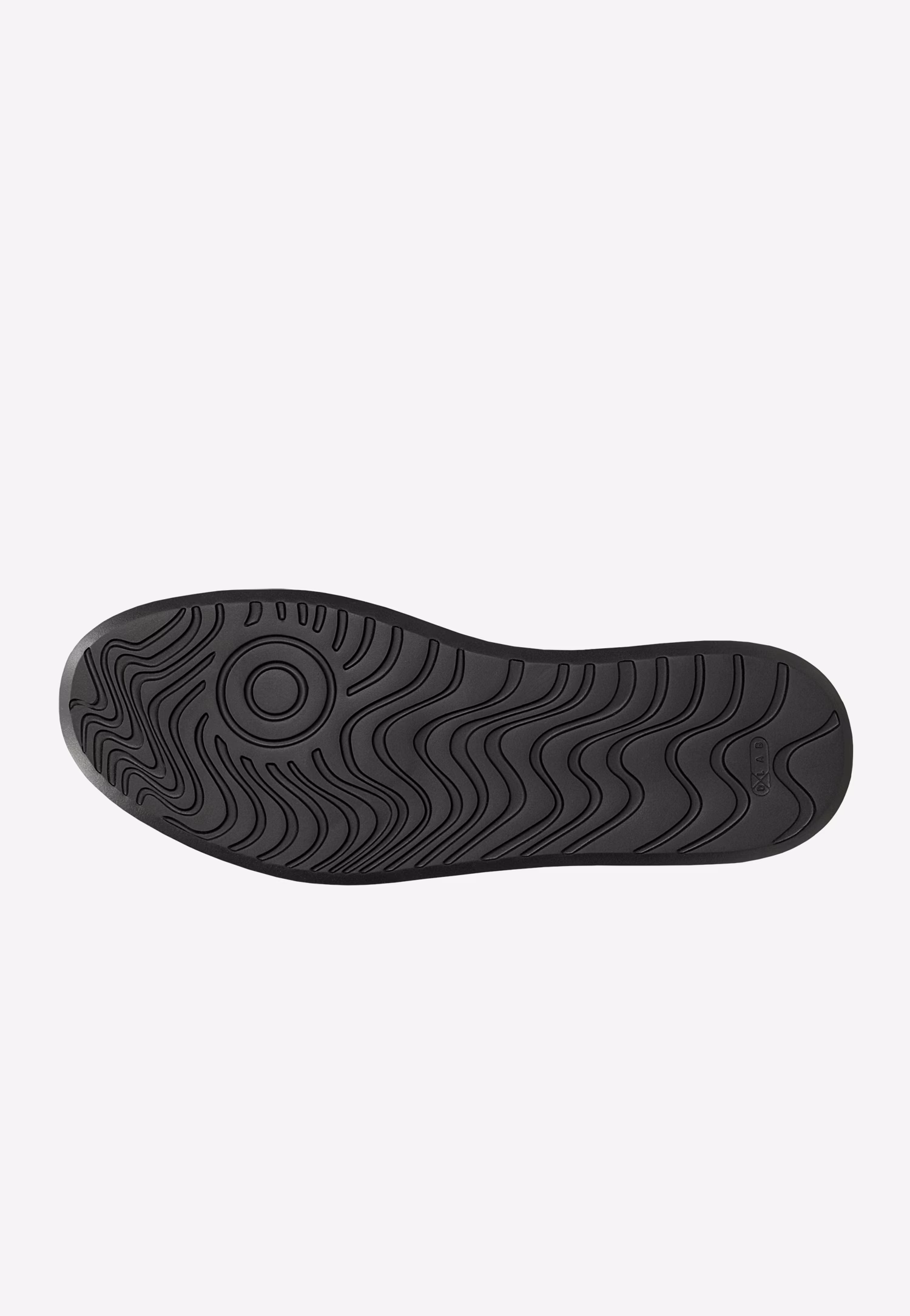 Czarne trampki na wysokiej podeszwie z lakierowanymi elementami