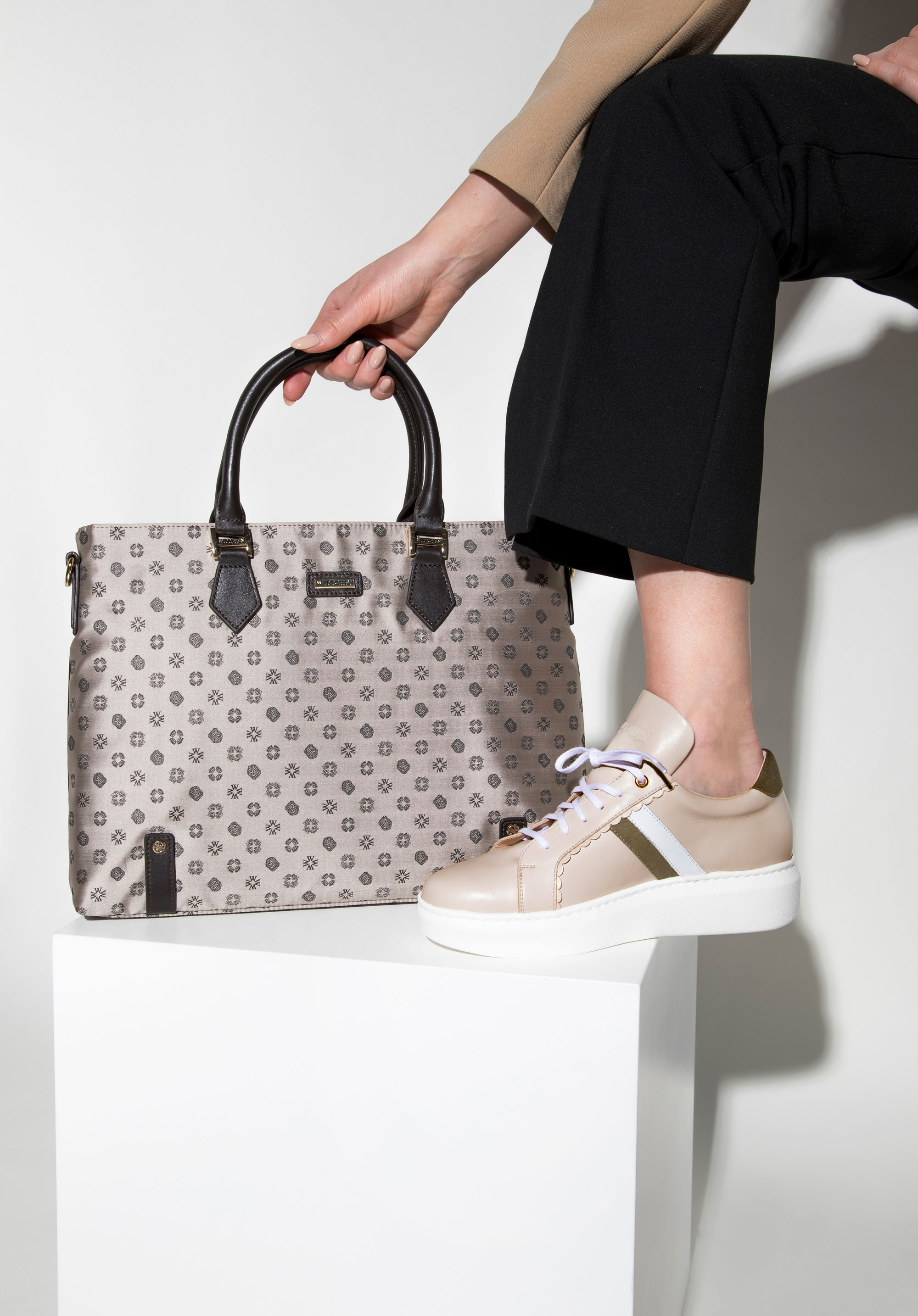 Damskie sneakersy skórzane z falbanką