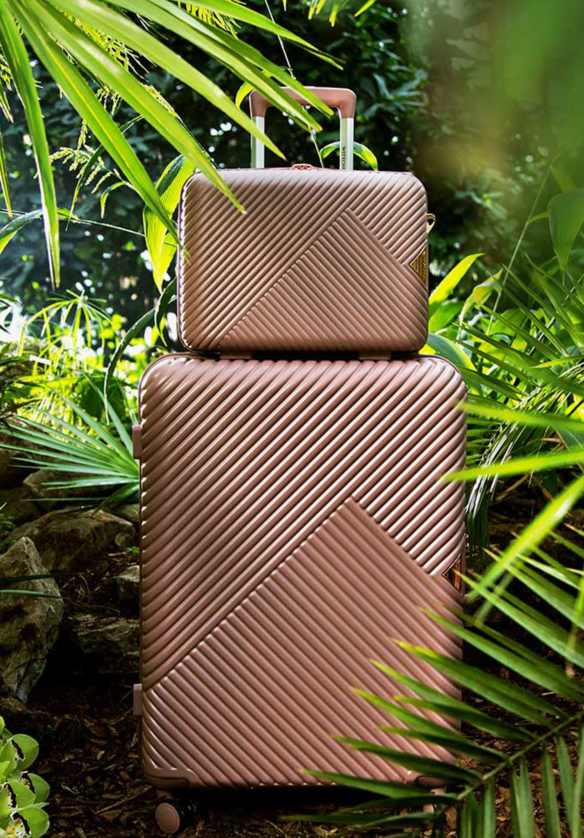 Walizka kabinowa z polikarbonu w paseczki