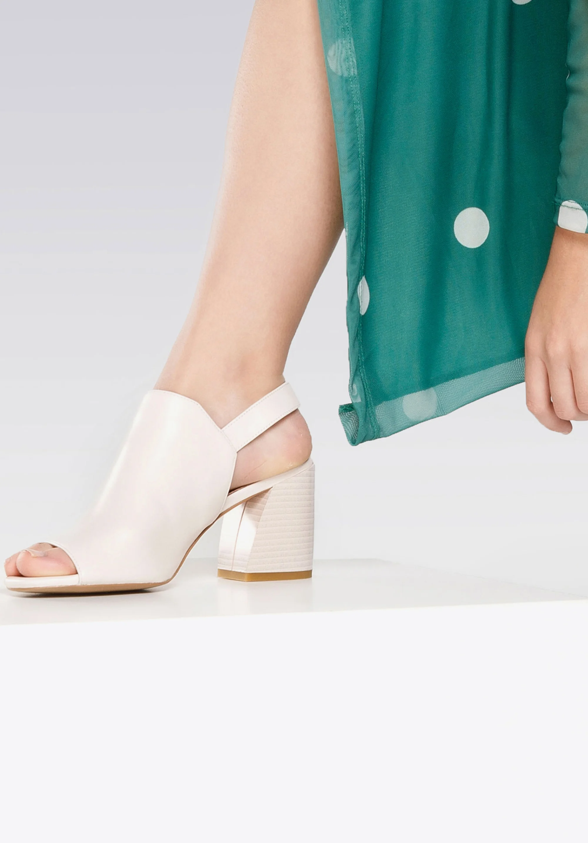 Sandały skórzane zabudowane na słupku