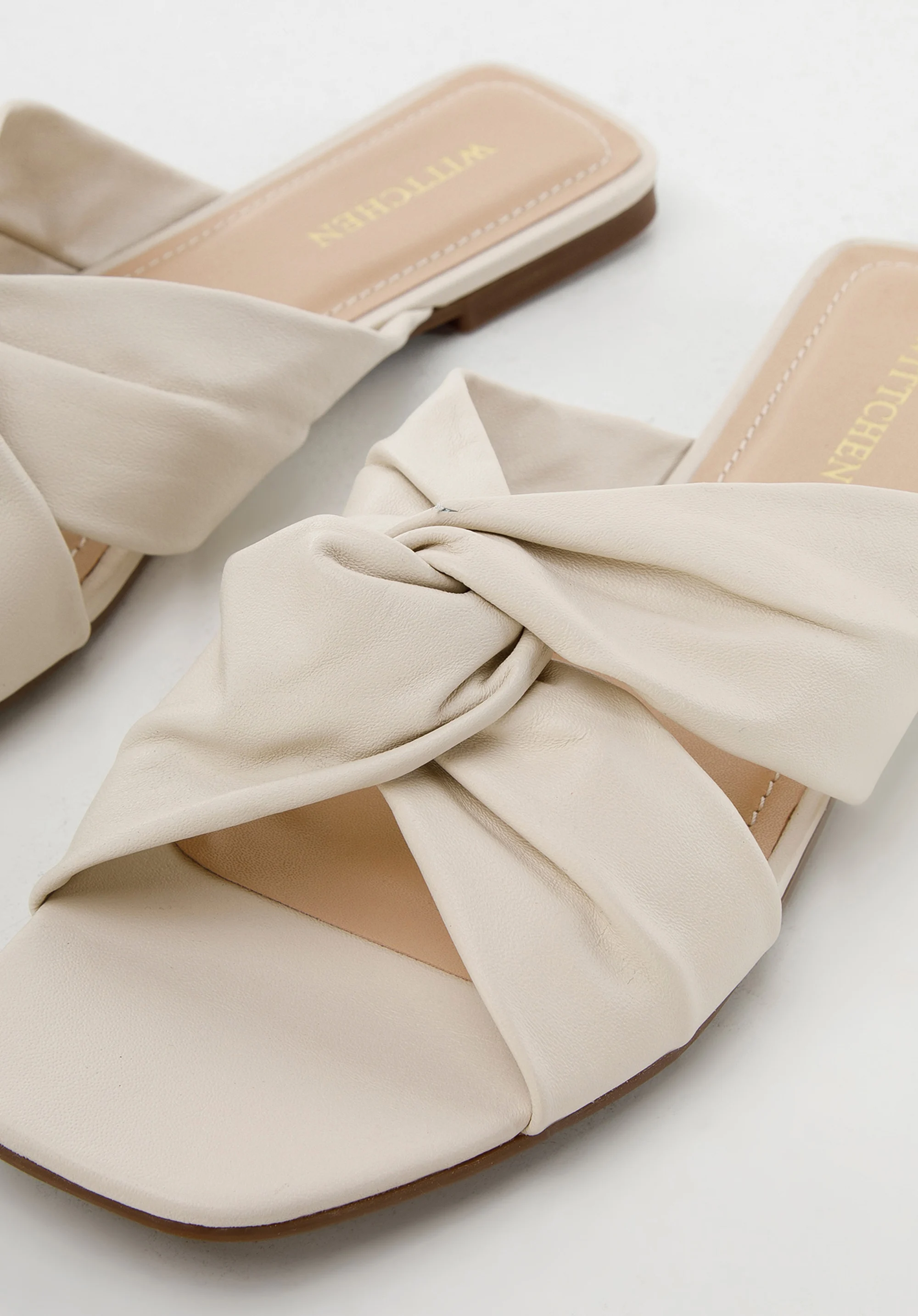 Damskie klapki ze skóry z supełkiem