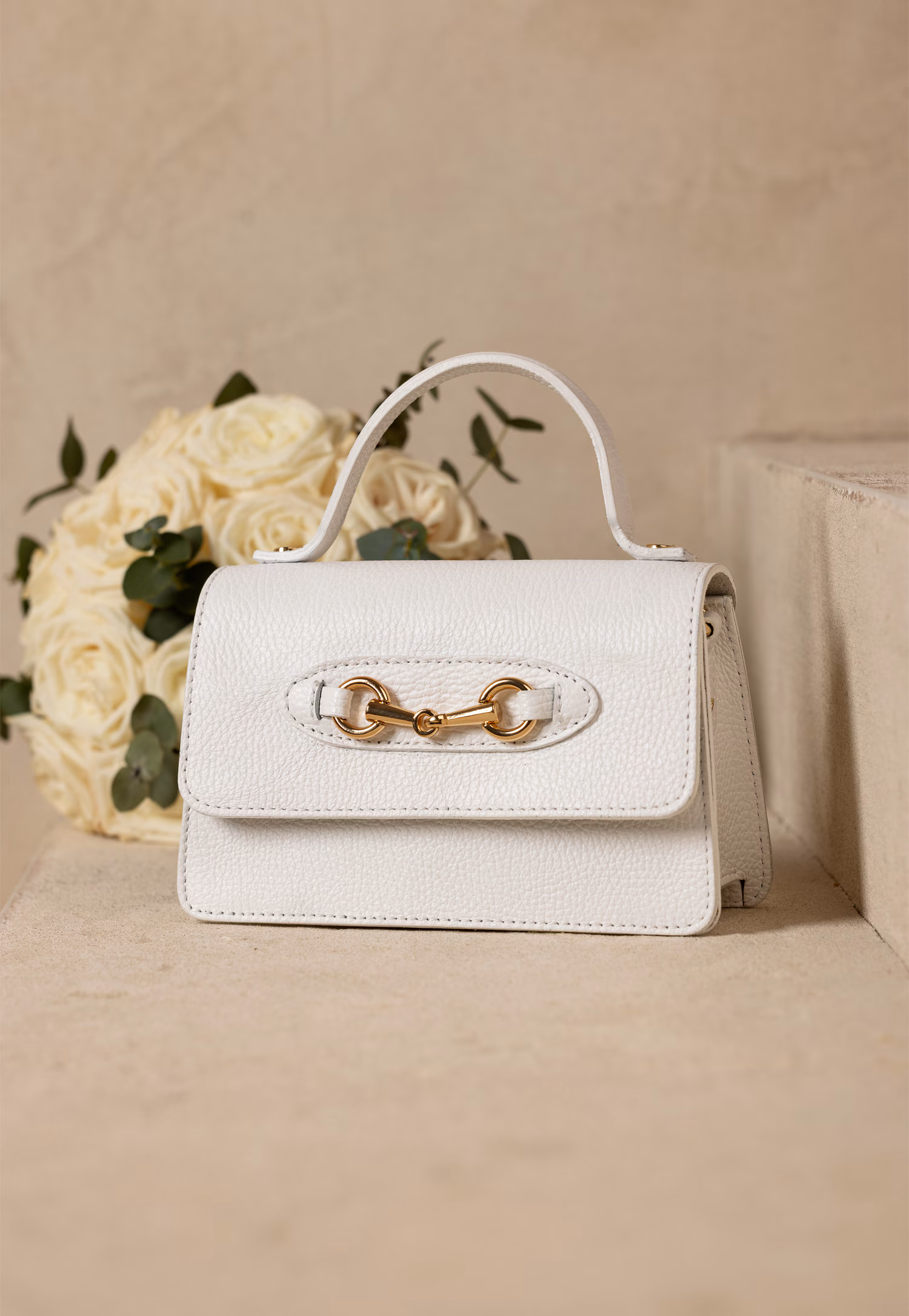 Mała wizytowa torebka damska w kolorze białym