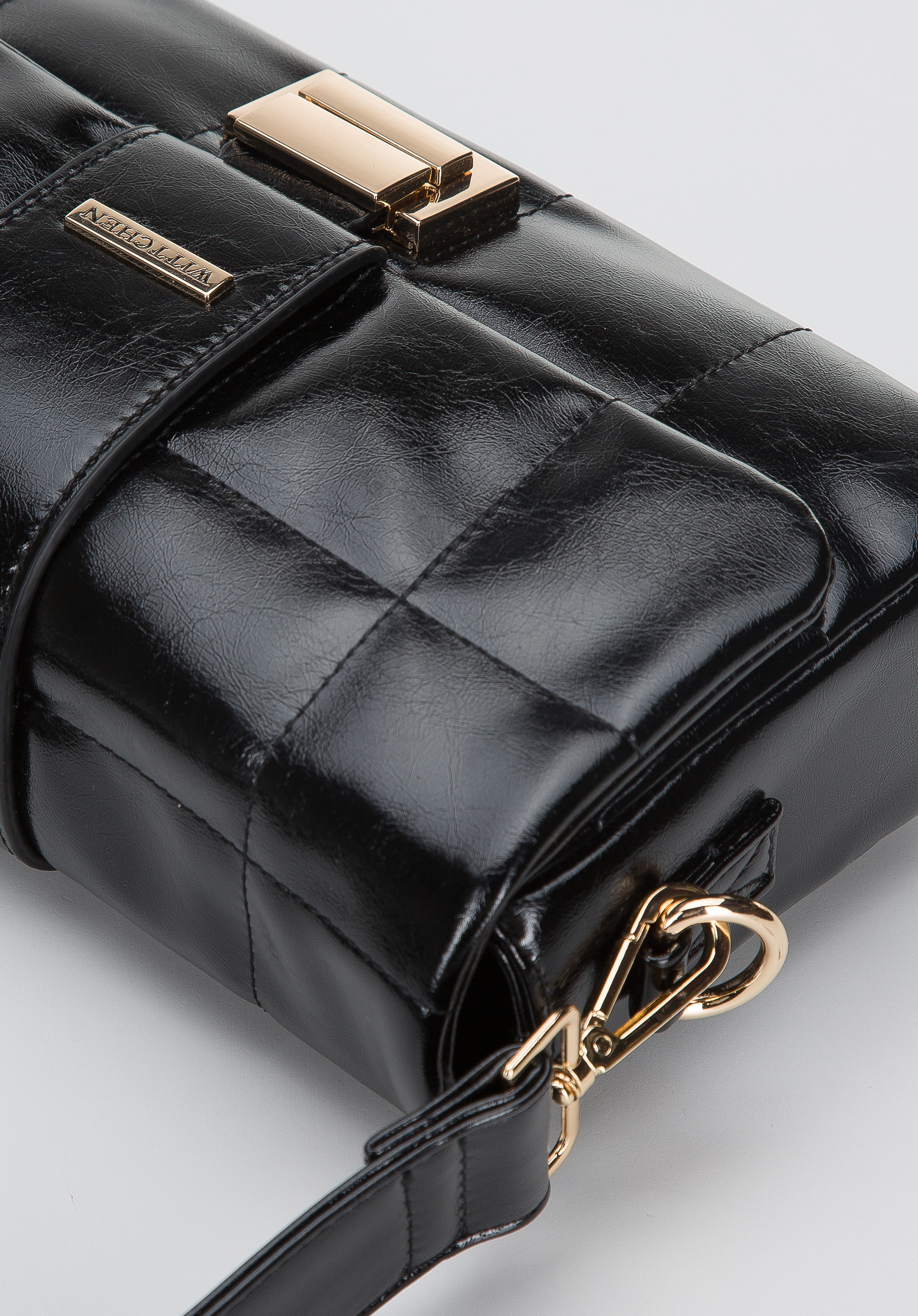 Damska torebka z błyszczącej pikowanej ekoskóry