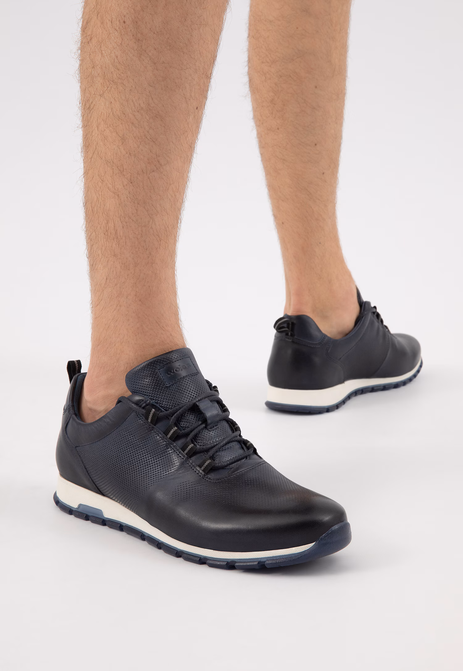 Czarne całoroczne sneakersy męskie ze skóry licowej