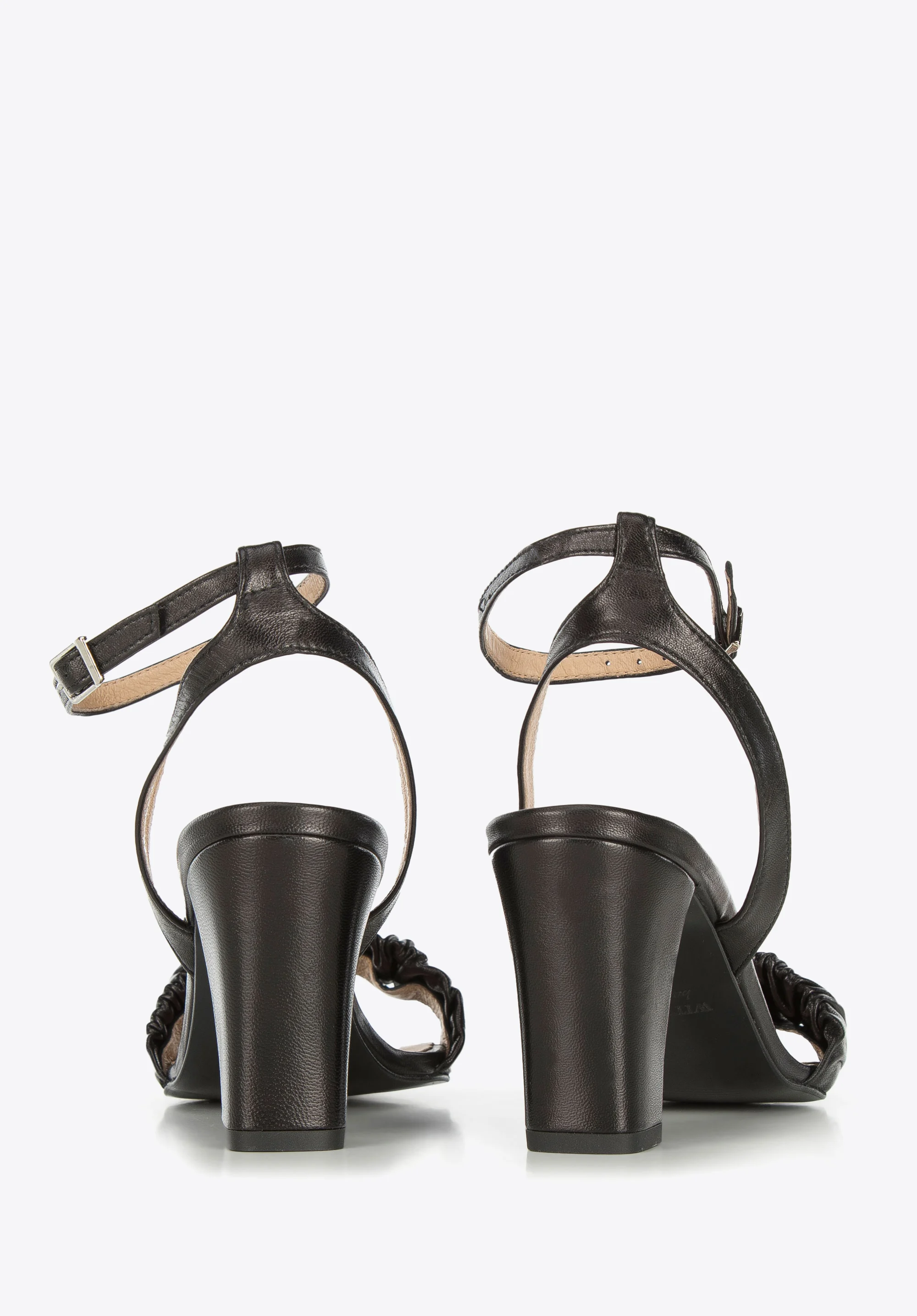 Damskie sandały z marszczonej skóry na słupku