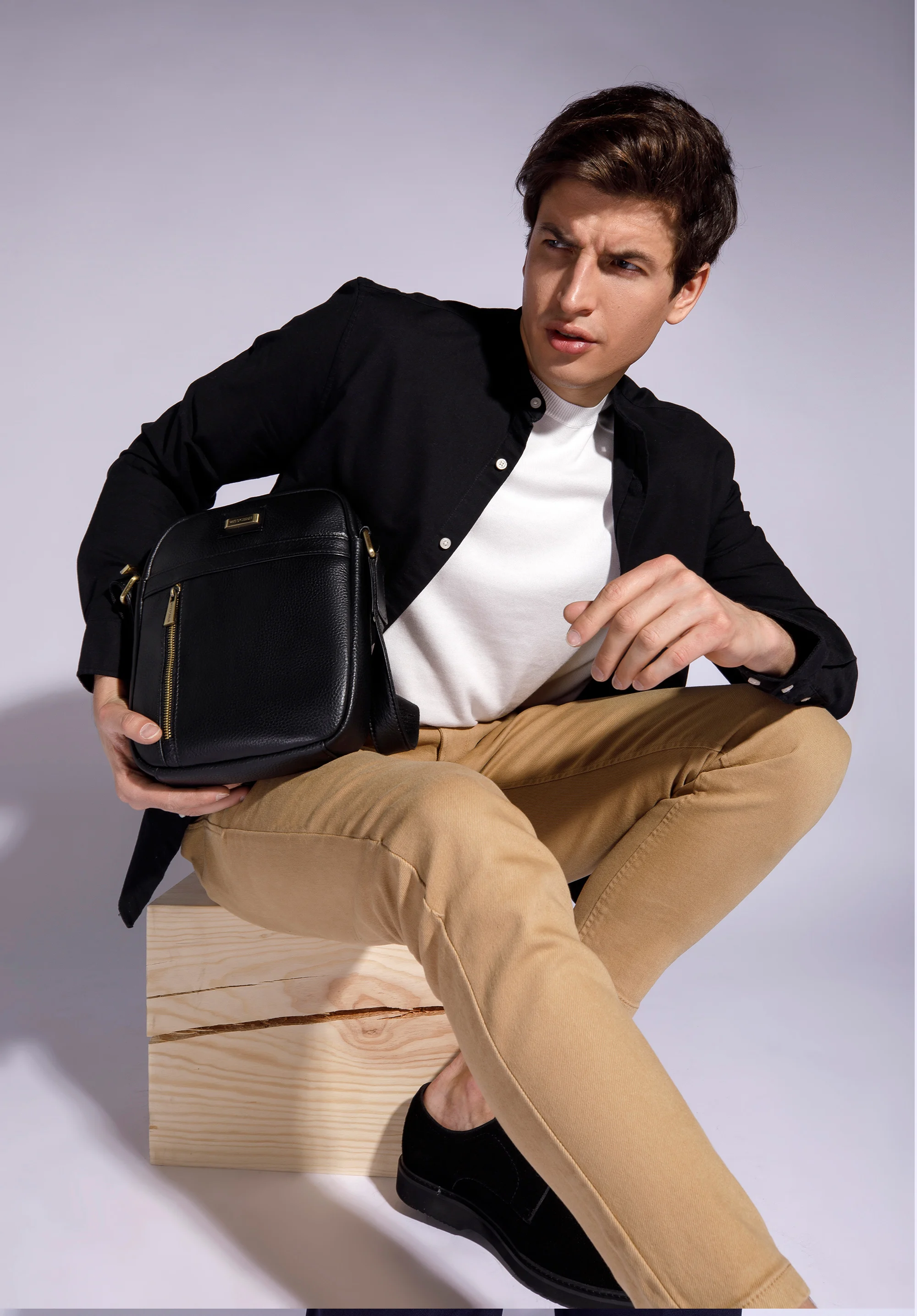 Męska listonoszka skórzana z pionowym suwakiem