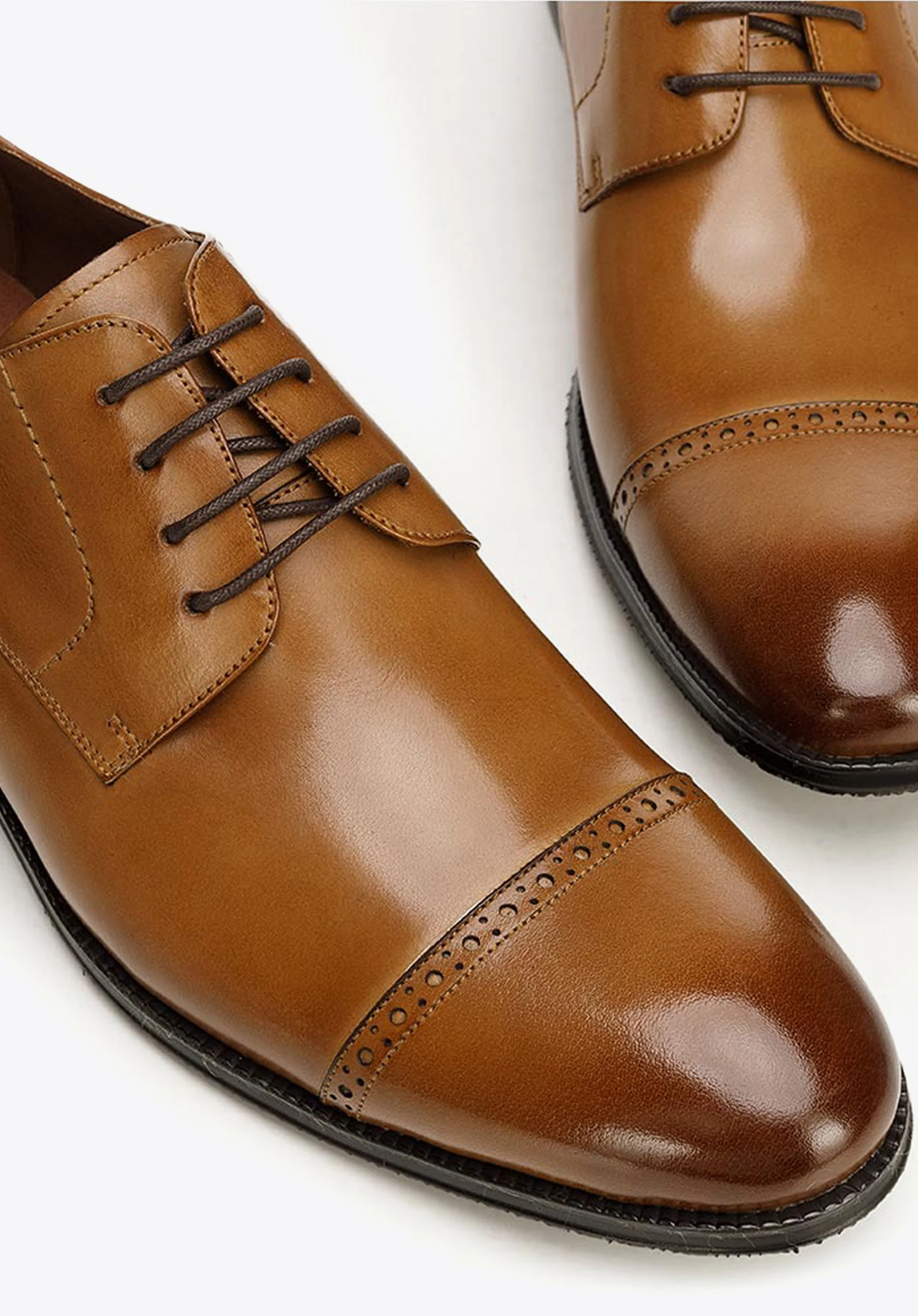 Buty do garnituru ze lśniącej skóry