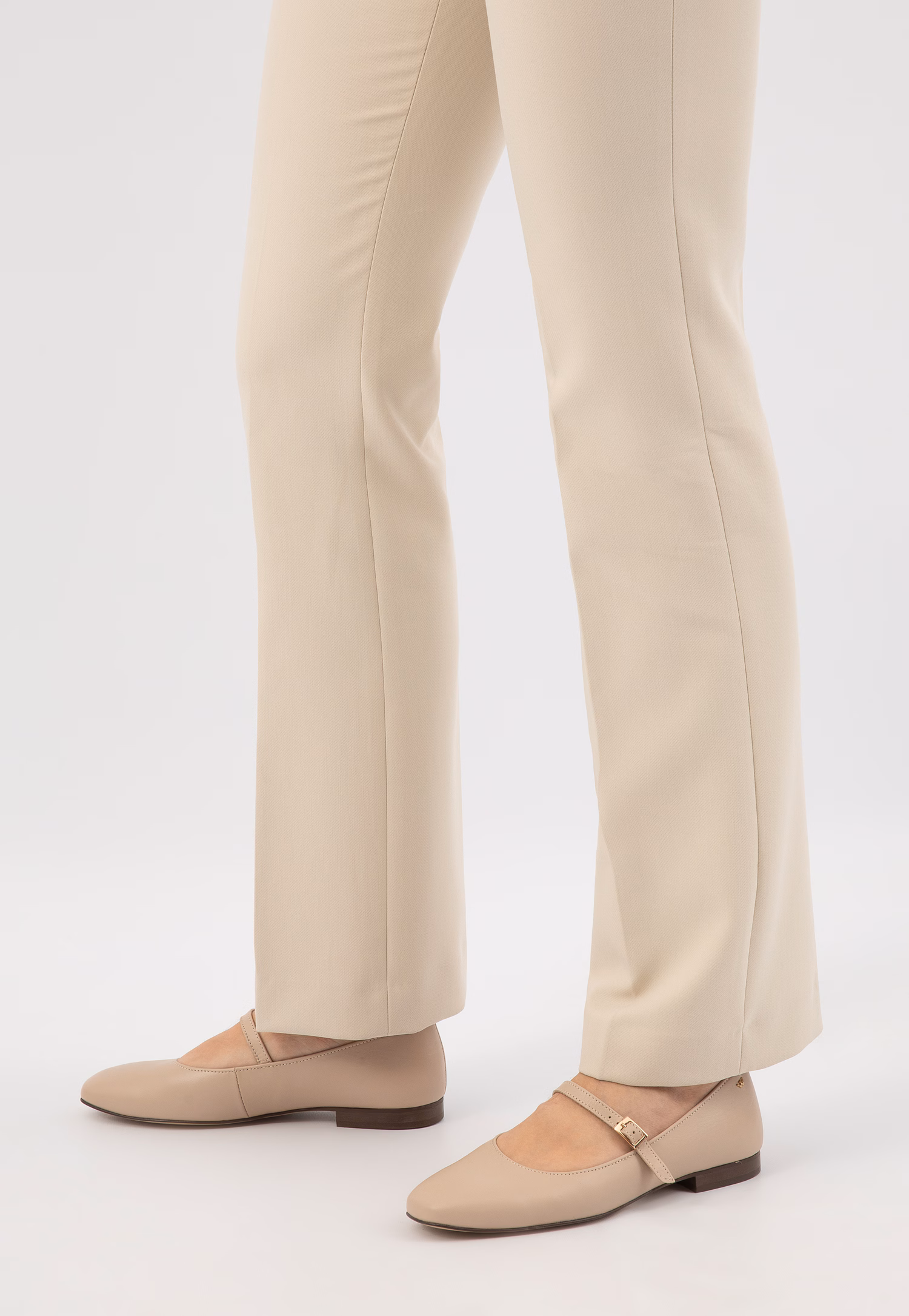 Czarne skórzane baleriny damskie z paskiem na podbiciu