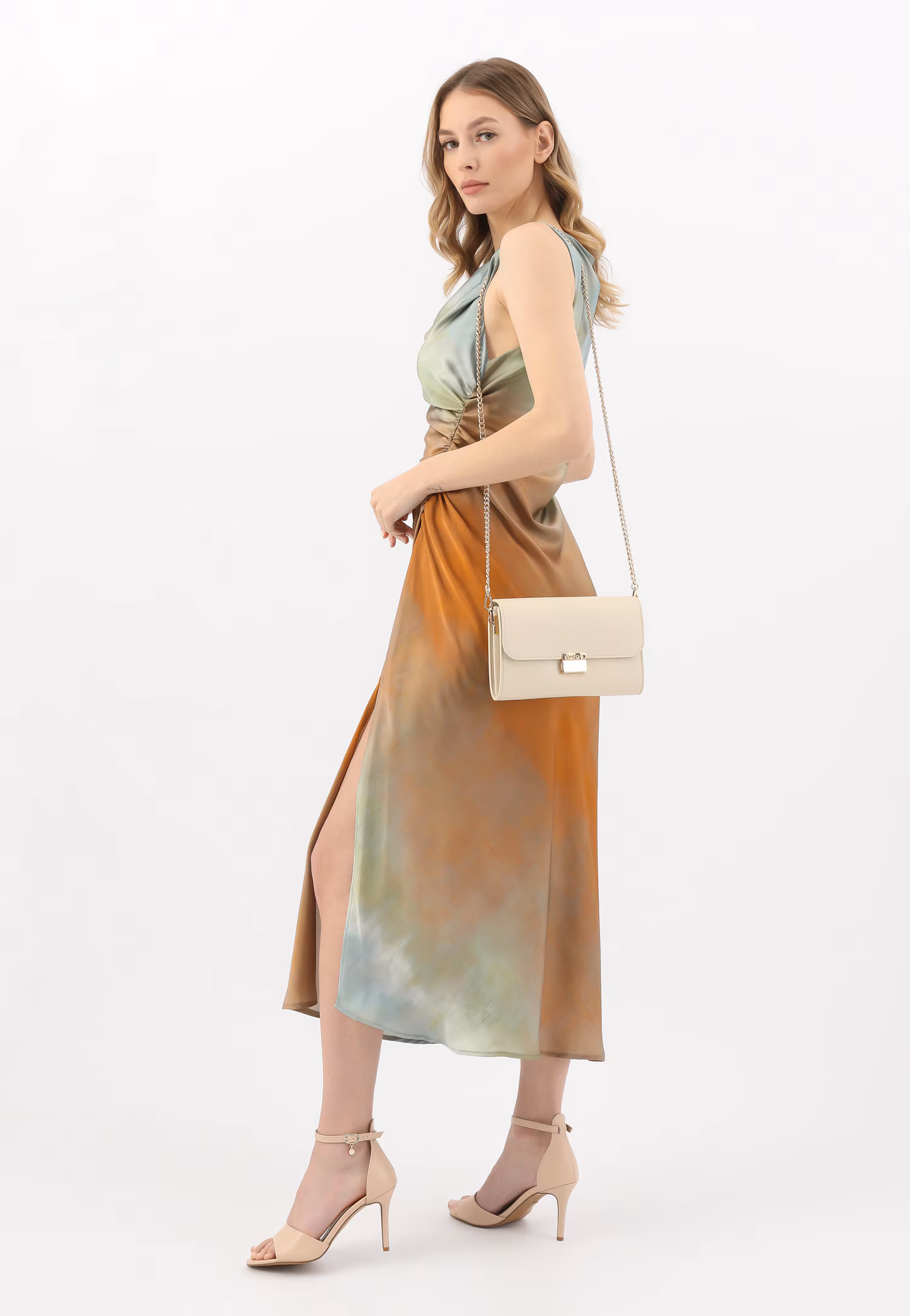 Jasnobeżowa wizytowa torebka skórzana ze złotymi elementami