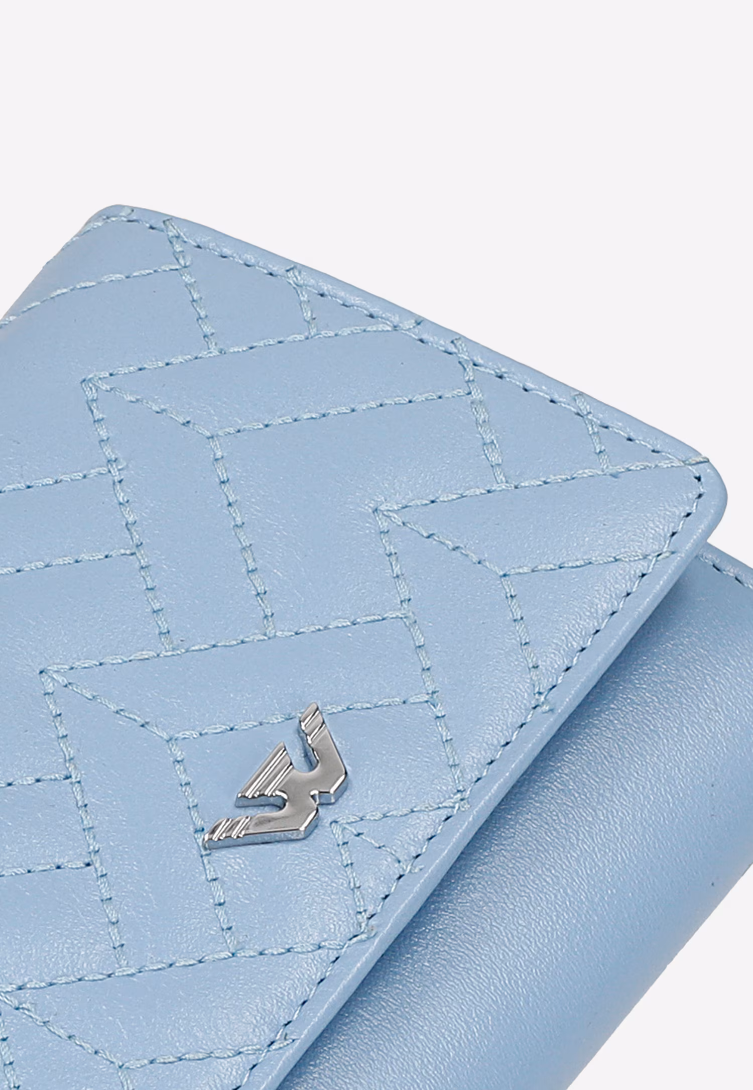 Mały niebieski pikowany portfel damski ze skóry licowej