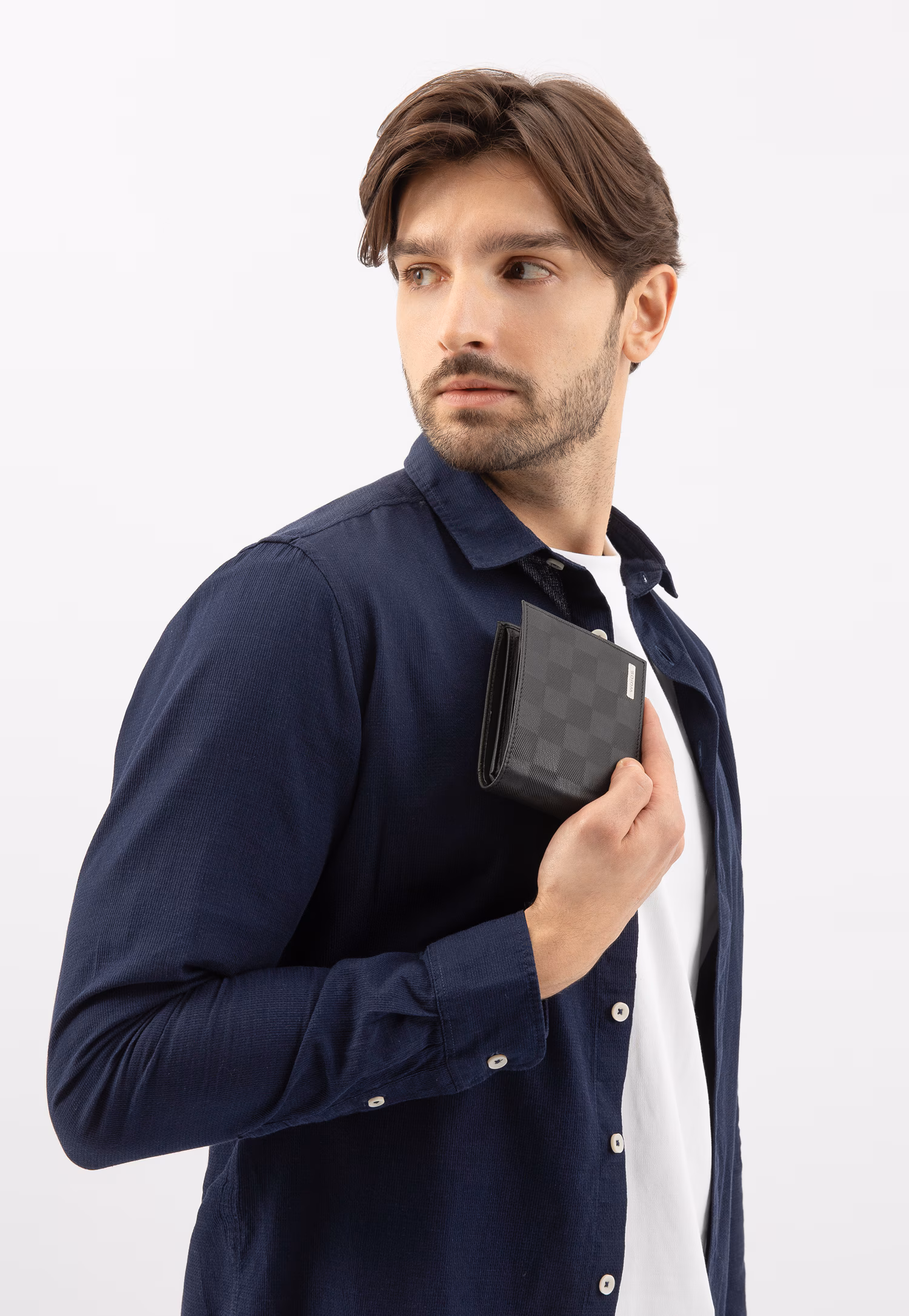 Czarny męski portfel z subtelnym wzorem