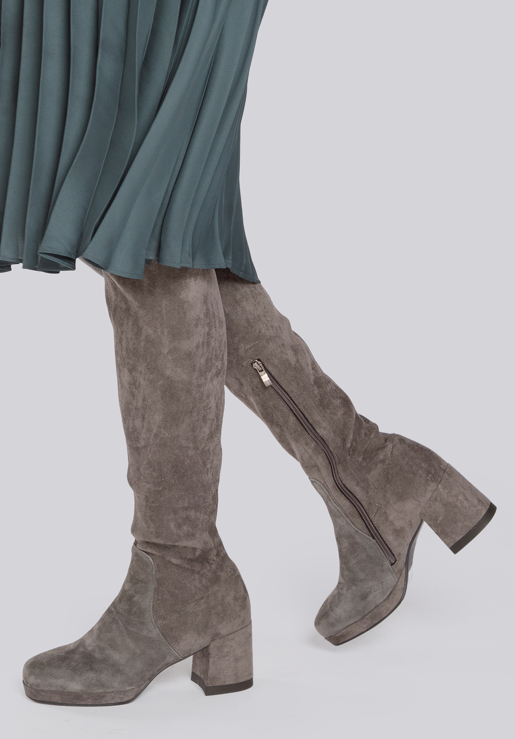 Kozaki zamszowe na słupku z elastyczną cholewką