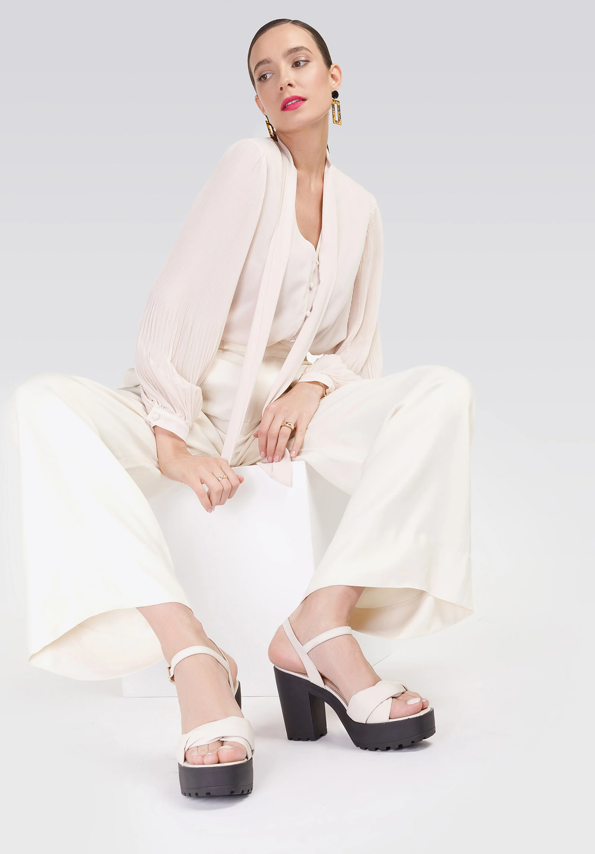 Sandały skórzane z miękkim paskiem na platformie