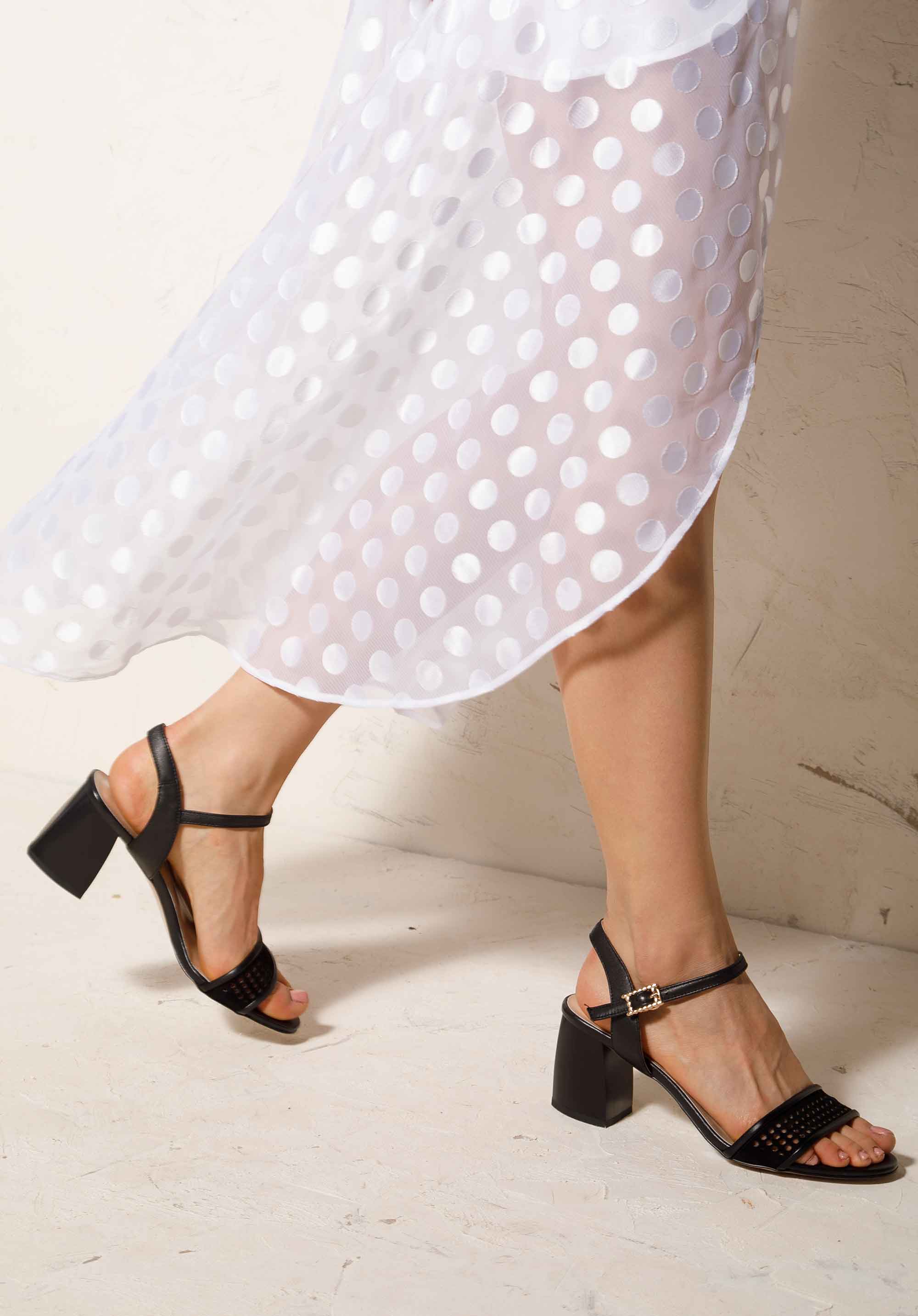 Damskie sandały zamszowe na słupku ażurowe