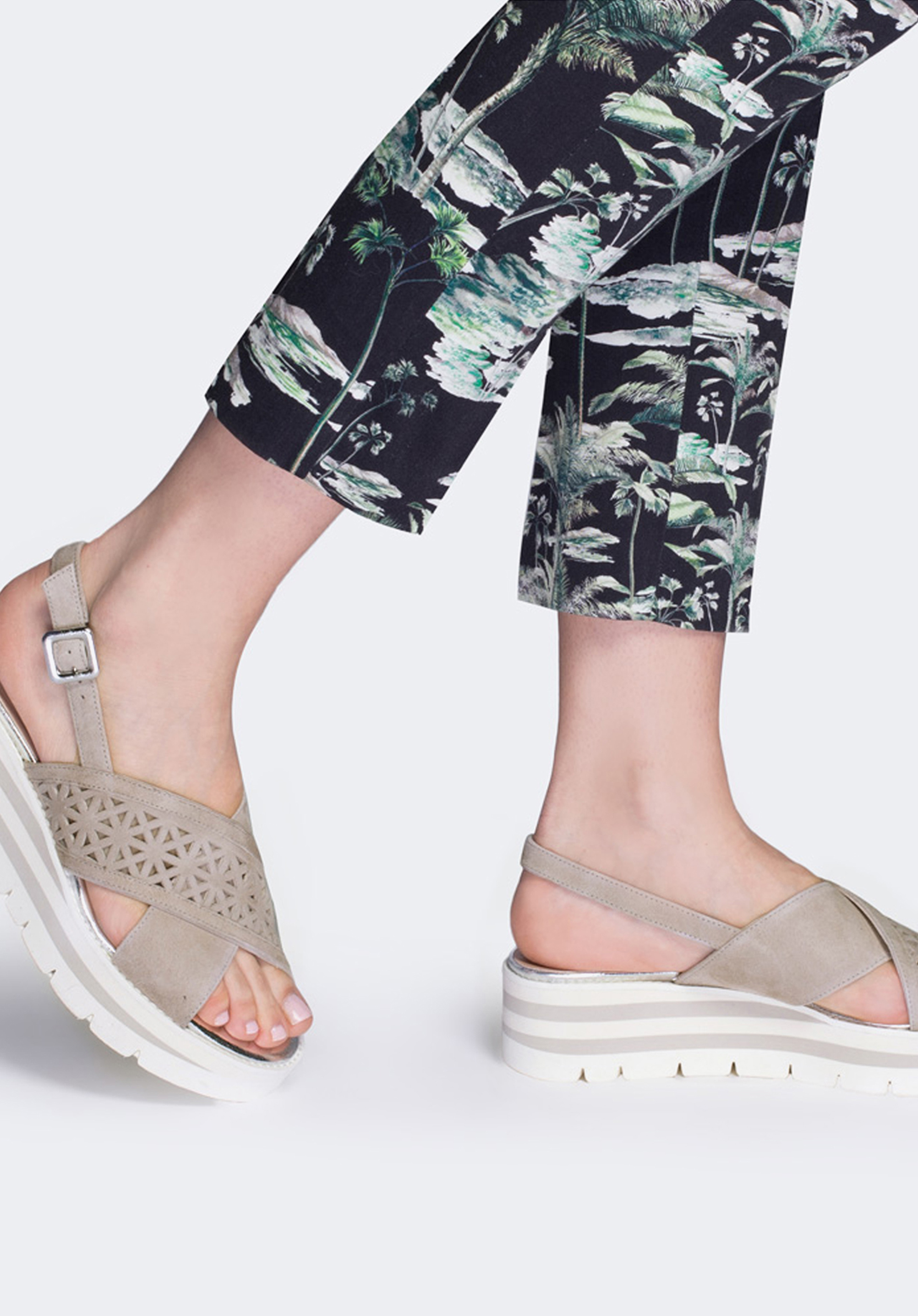 Damskie sandały zamszowe z ażurowym paskiem