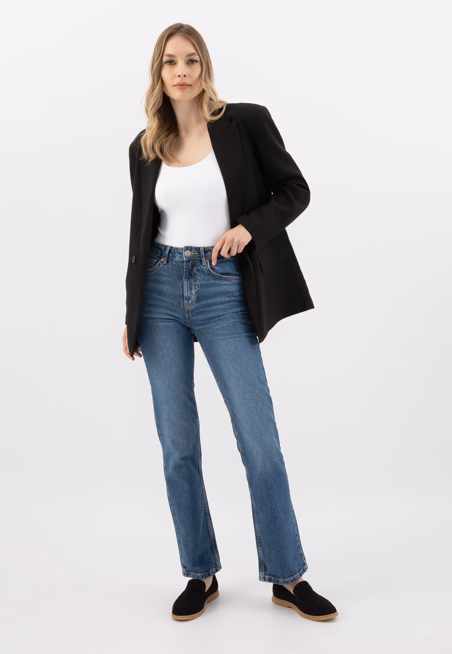 Czarne mokasyny damskie na brązowej podeszwie