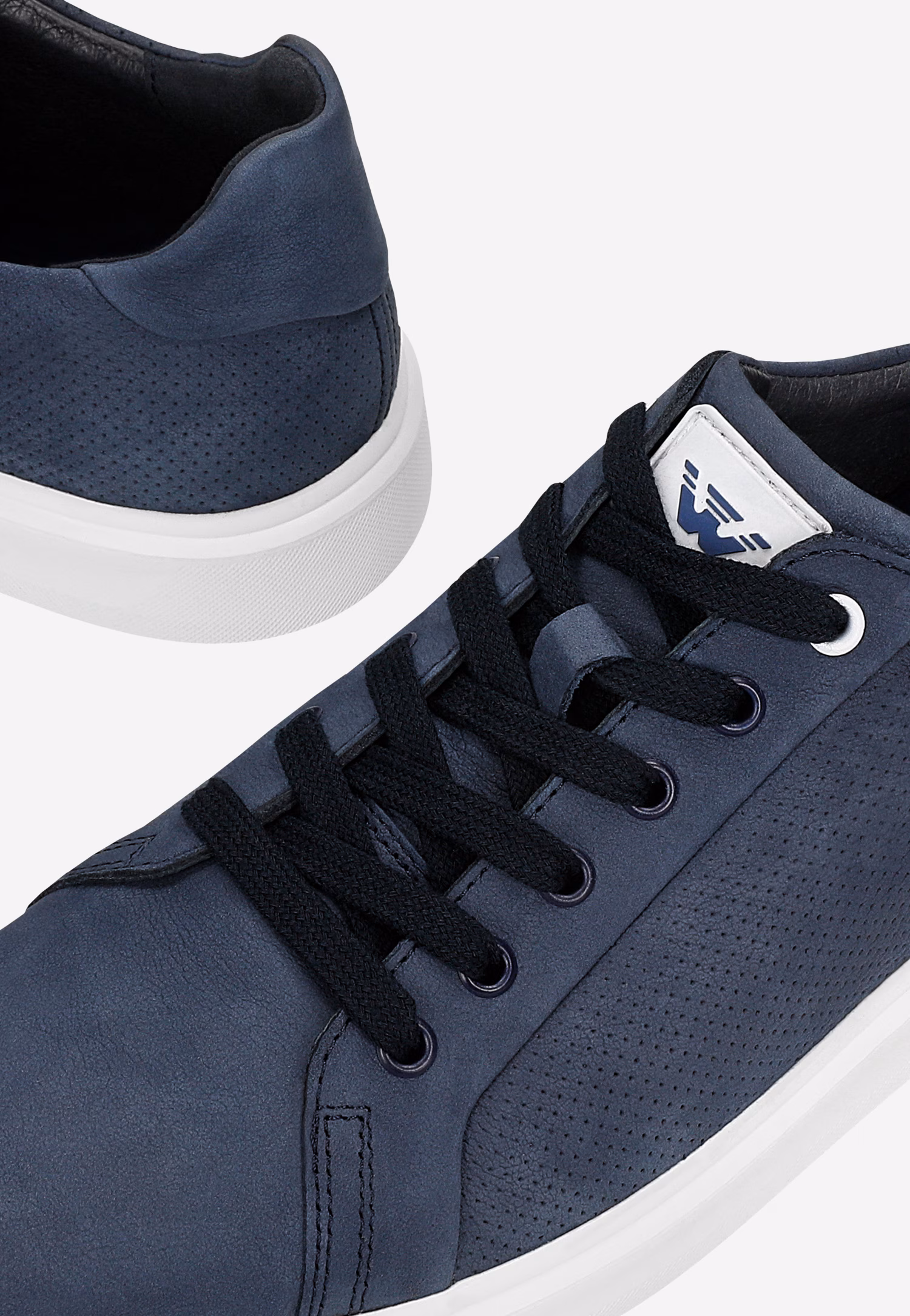 Białe ażurowe trampki męskie z granatową wstawką