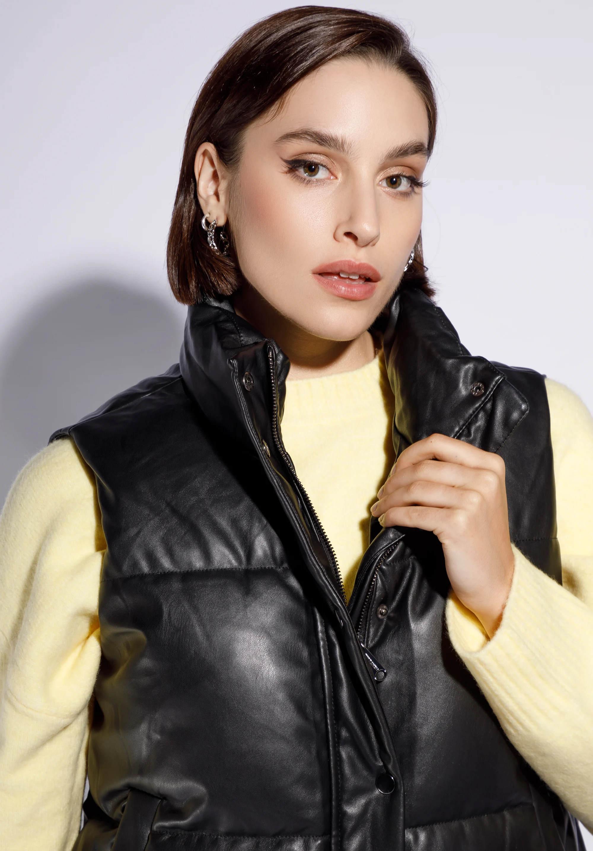 Damska kamizelka pikowana z ekoskóry