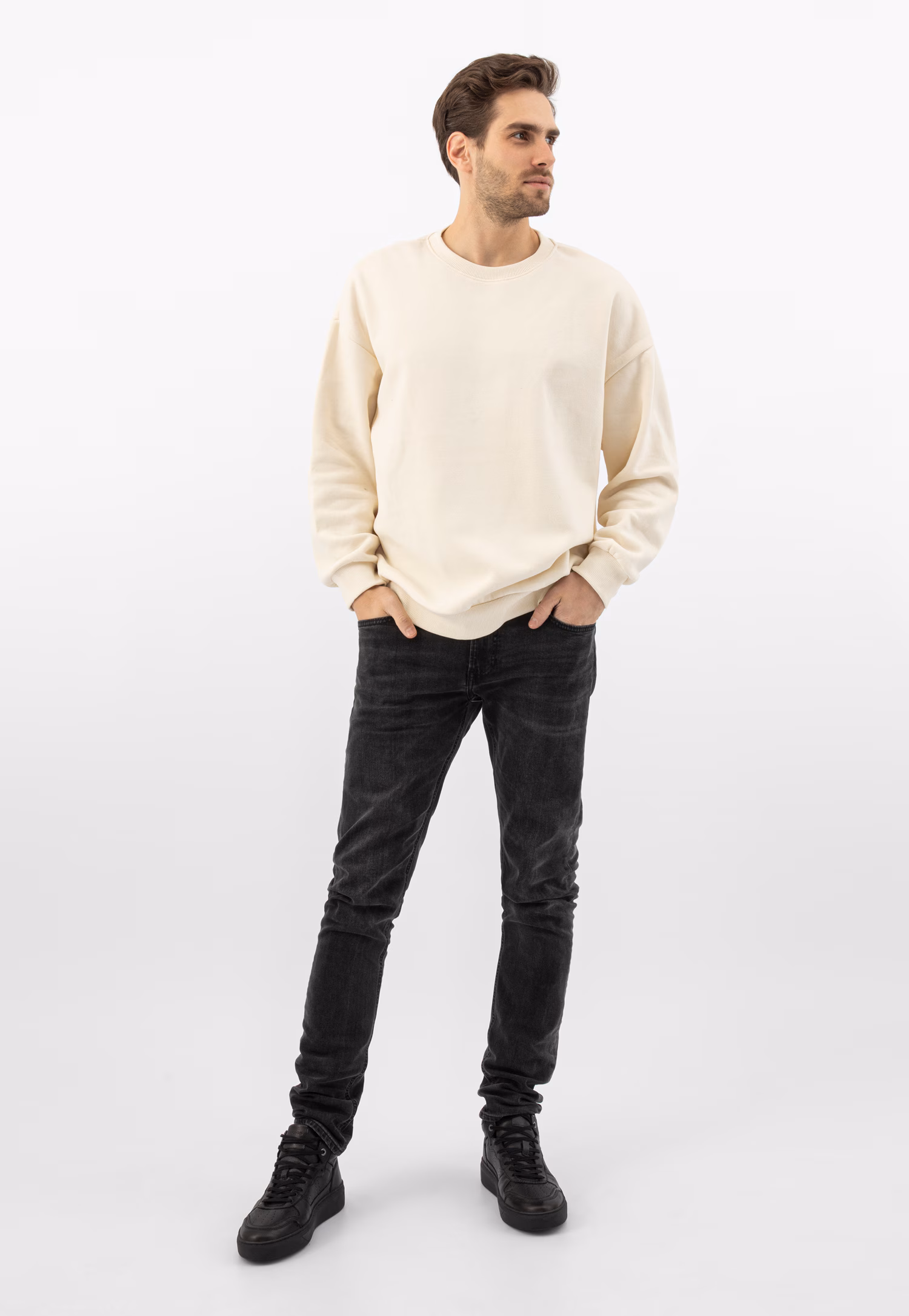 Czarne trzewiki typu trampki