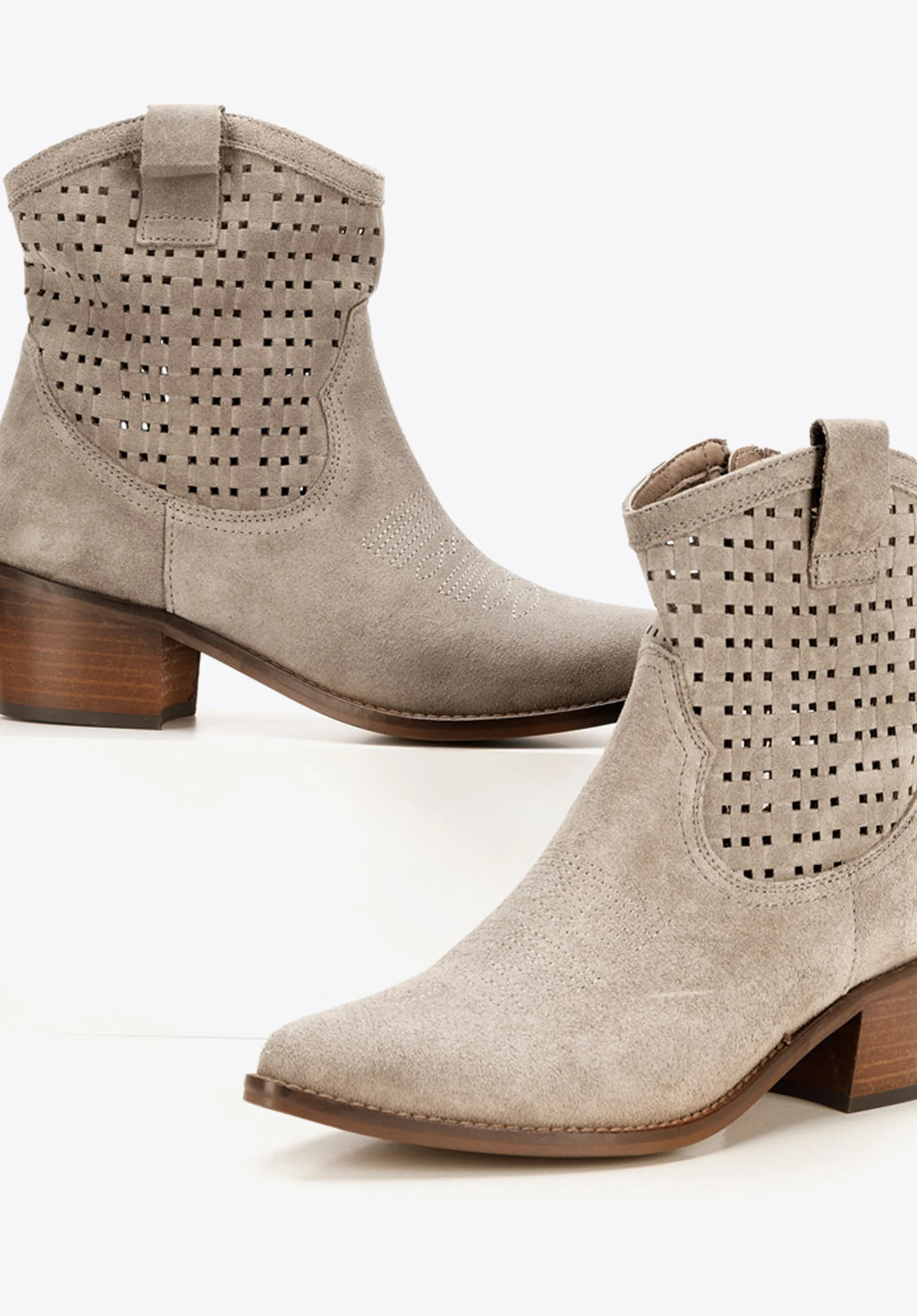 Kowbojki z ażurowego zamszu z haftem