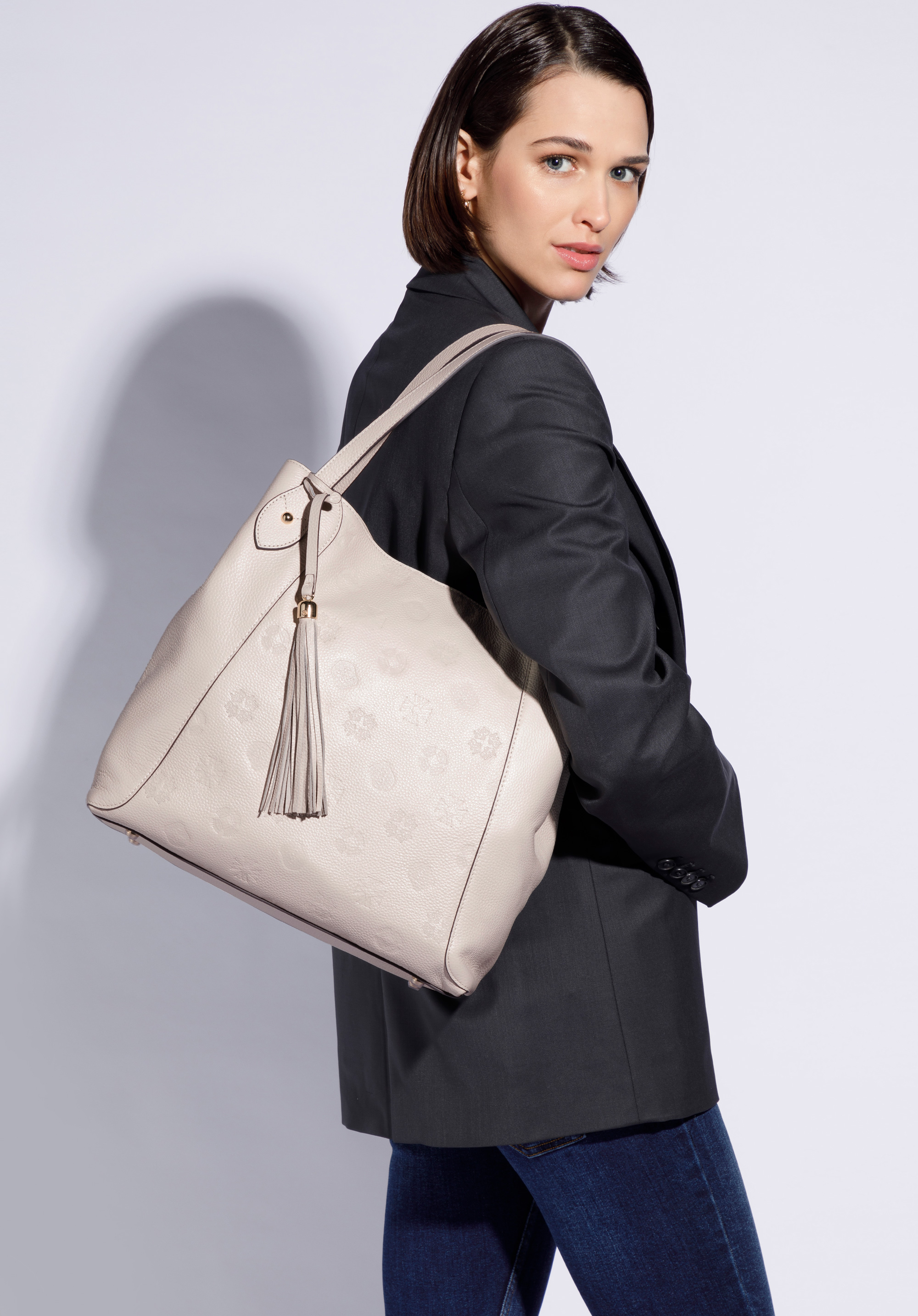 Torebka worek ze skóry w monogram z chwostem